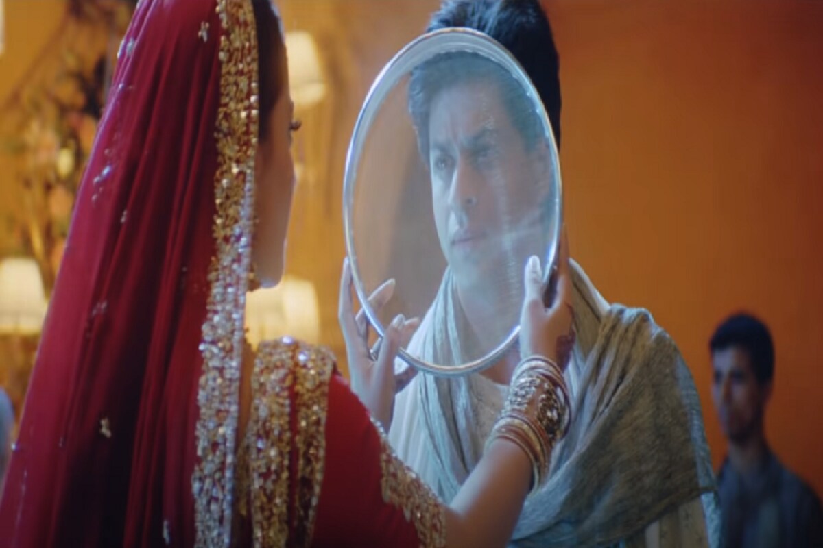 তবে রিয়েল লাইফের সঙ্গে রিল লাইফেও করবা চৌথের গুরুত্ব অপরিসীম ৷ বহু বলিউডি ছবিতে করবা চৌথের দৃশ্য শুধুই দৃশ্য নয় সে যেন ভাললাগার এক আলাদা মাইলস্টোন প্রস্তুত করেছে ৷ যেমনই দিলওযালে দুলহিনায লে জায়েঙ্গে ছবির একটি করবা চৌথের একটি দৃশ্য কখনই ভোলার নয় ৷ বলিউডের করবা চৌথের দৃশ্য বলতে বারেবারে দিলওয়ালে দুলহনিয়া লে জায়েঙ্গের রাজ-সিমরন বা কভি খুশি কভি গমের রাহুল-অঞ্জলির কথা মনে করিয়ে দেয় ৷ ছবি সৌজন্যে ট্যুইটার ৷ তবে রিয়েল লাইফের সঙ্গে রিল লাইফেও করবা চৌথের গুরুত্ব অপরিসীম ৷ বহু বলিউডি ছবিতে করবা চৌথের দৃশ্য শুধুই দৃশ্য নয় সে যেন ভাললাগার এক আলাদা মাইলস্টোন প্রস্তুত করেছে ৷ যেমনই দিলওযালে দুলহিনায লে জায়েঙ্গে ছবির একটি করবা চৌথের একটি দৃশ্য কখনই ভোলার নয় ৷ বলিউডের করবা চৌথের দৃশ্য বলতে বারেবারে দিলওয়ালে দুলহনিয়া লে জায়েঙ্গের রাজ-সিমরন বা কভি খুশি কভি গমের রাহুল-অঞ্জলির কথা মনে করিয়ে দেয় ৷ ছবি সৌজন্যে ট্যুইটার ৷