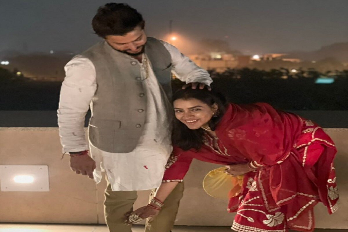 আর পাঁচজনের মতই করবা চৌথে সুরেশ রায়নার স্ত্রী প্রিয়াঙ্কাও স্বামীর জন্য ব্রত পালন করছেন ৷ ছবি সৌজন্যে ট্যুইটার ৷ আর পাঁচজনের মতই করবা চৌথে সুরেশ রায়নার স্ত্রী প্রিয়াঙ্কাও স্বামীর জন্য ব্রত পালন করছেন ৷ ছবি সৌজন্যে ট্যুইটার ৷
