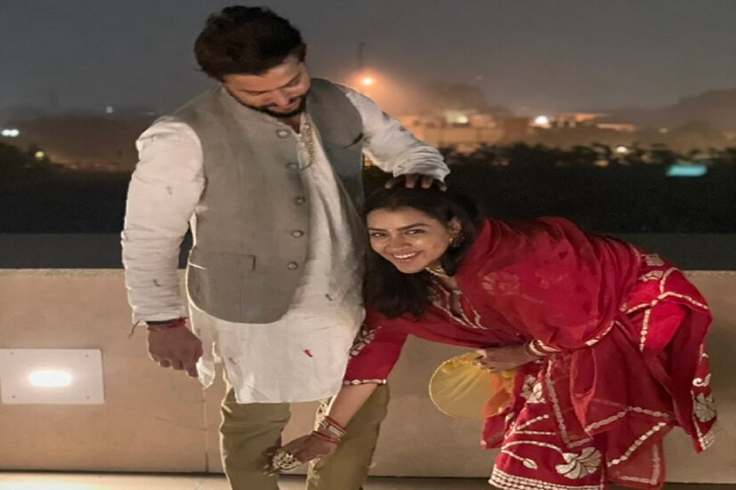 আর পাঁচজনের মতই করবা চৌথে সুরেশ রায়নার স্ত্রী প্রিয়াঙ্কাও স্বামীর জন্য ব্রত পালন করছেন ৷ ছবি সৌজন্যে ট্যুইটার ৷
