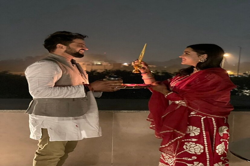 চাঁদ-স্বামীর মুখ দেখে উপোস ভেঙেছেন সুরেশ রায়নার স্ত্রী ৷ ছবি সৌজন্যে ট্যুইটার ৷