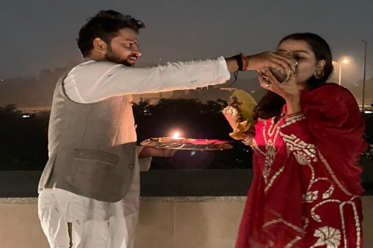সুরেশ রায়নার পা ছুঁয়ে সম্পন্ন করলেন ব্রত ৷ রায়নাও স্ত্রীকে জলের প্রথম বিন্দু মুখে তুলে দিলেন ৷ ছবি সৌজন্যে ট্যুইটার ৷ সুরেশ রায়নার পা ছুঁয়ে সম্পন্ন করলেন ব্রত ৷ রায়নাও স্ত্রীকে জলের প্রথম বিন্দু মুখে তুলে দিলেন ৷ ছবি সৌজন্যে ট্যুইটার ৷