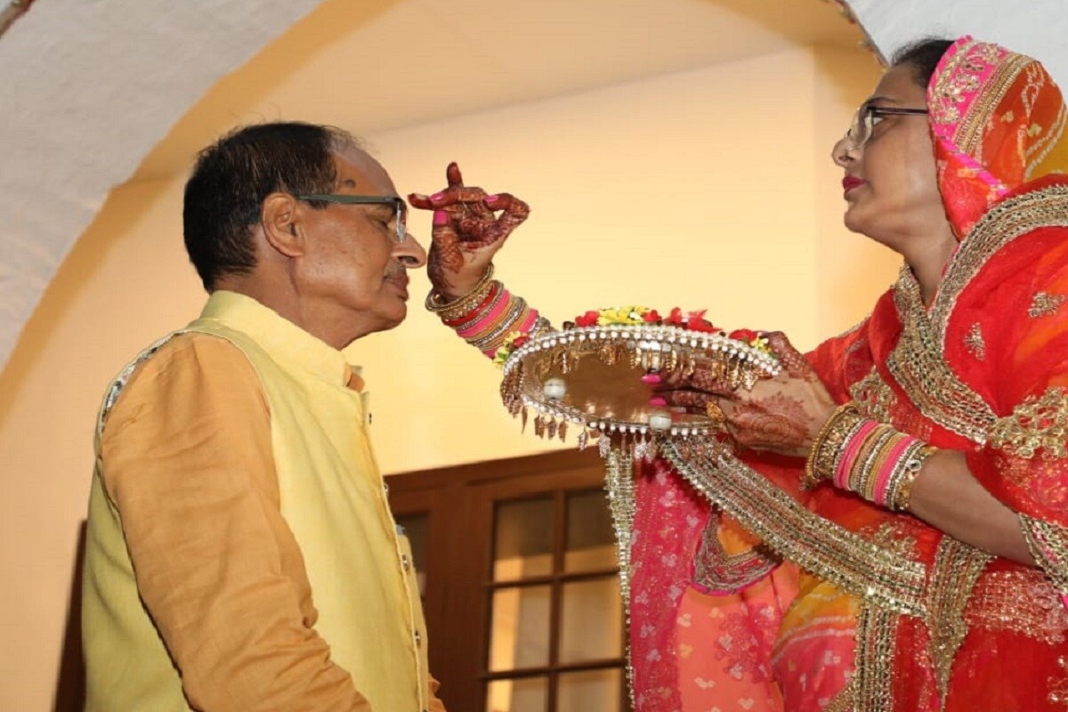 হাজার ব্যস্ততার মাঝেও পরিবারের জন্য স্ত্রীর জন্য একটু সময় বের করেছেন মধ্যপ্রদেশের মুখ্যমন্ত্রী শিবরাজ সিং চৌহান৷ ছবি সৌজন্যে এএনআই ৷ হাজার ব্যস্ততার মাঝেও পরিবারের জন্য স্ত্রীর জন্য একটু সময় বের করেছেন মধ্যপ্রদেশের মুখ্যমন্ত্রী শিবরাজ সিং চৌহান৷ ছবি সৌজন্যে এএনআই ৷