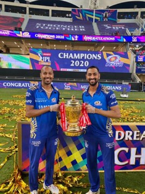 ট্রফি হাতে দুই পান্ডিয়া ভাই দুবাইয়ের মাঠে৷ Photo Courtesy-IPL/Twitter 