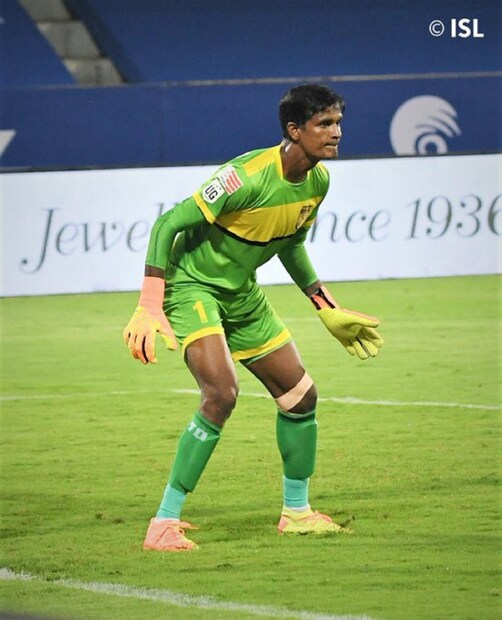 বরং হায়দরাবাদ গোলের ব্যবধান বাড়ানোর সহজ সুযোগ মিস করে তারা৷ ফলে ১-০ গোলে ম্যাচ জিতেই খেলা শেষ করে তারা৷ বাম্বোলিমের জিএমসি স্টেডিয়ামে এদিন খেলা ছিল৷ Photo- ISL/Twitter