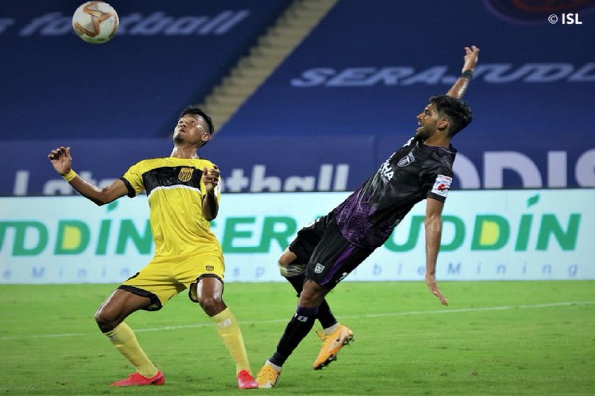 এদিন ম্যাচের ৩৪ মিনিটে হায়দরাবাদের হালিচরণ নার্জারির গোলবাউন্ড শট হাতে লাগে ওড়িশা অধিনায়ক স্টিভেন টেলরের ৷ ফলে পেনাল্টি পায় হায়দরাবাদ৷Photo- ISL/Twitter এদিন ম্যাচের ৩৪ মিনিটে হায়দরাবাদের হালিচরণ নার্জারির গোলবাউন্ড শট হাতে লাগে ওড়িশা অধিনায়ক স্টিভেন টেলরের ৷ ফলে পেনাল্টি পায় হায়দরাবাদ৷Photo- ISL/Twitter
