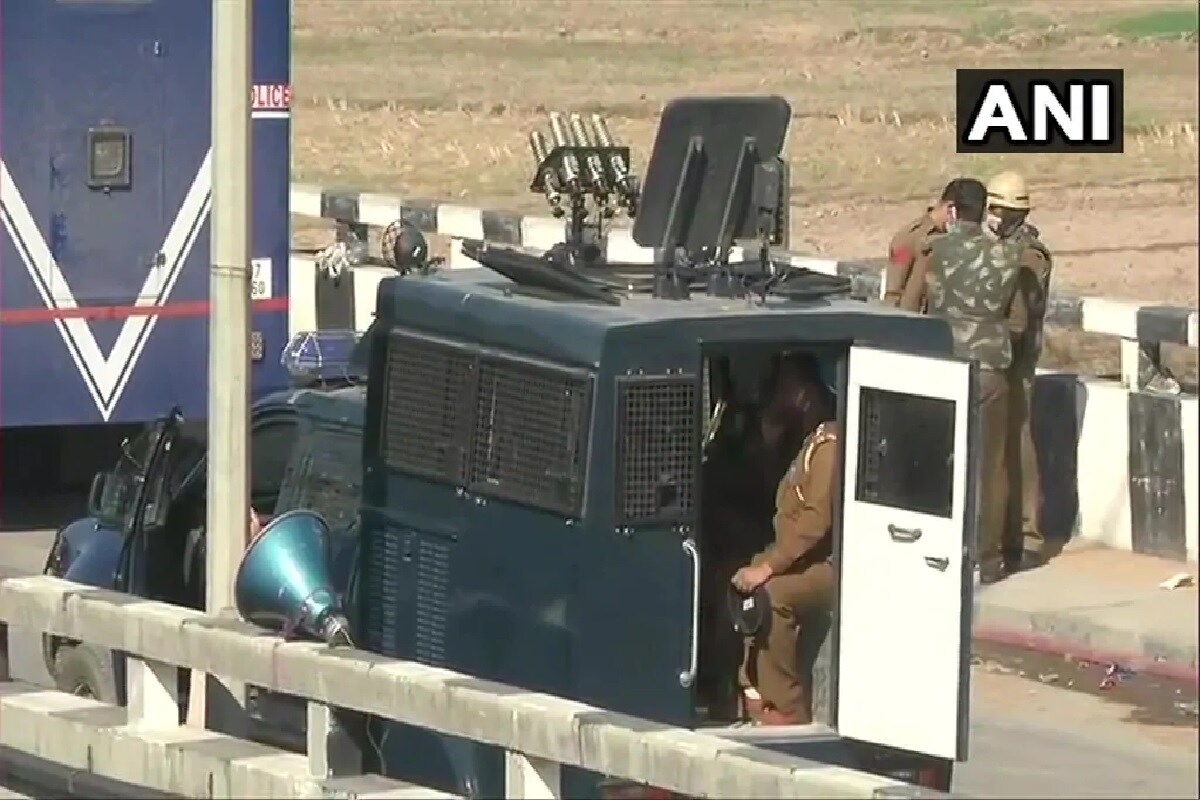 দিল্লিতে প্রবেশের আগে হরিয়ানা পুলিশের সঙ্গে দফায় দফায় সংঘর্ষে জড়ান বিক্ষোভকারী কৃষকরা৷ কিন্তু দিল্লি পৌঁছনোর বিষয়ে অনড় ছিলেন তাঁরা৷ কৃষকদের হরিয়ানা পুলিশ দিল্লি যেতে বাধা দেওয়ায় কথার লড়াইতে জড়িয়ে পড়ে পঞ্জাব এবং হরিয়ানা সরকারের৷ দিল্লি আসার পথে পথ দুর্ঘটনায় মৃত্যু হয়েছে ধান্না সিং নামে এক কৃষকের৷ আরও দু' জন আহত হয়েছেন৷ Photo-ANI দিল্লিতে প্রবেশের আগে হরিয়ানা পুলিশের সঙ্গে দফায় দফায় সংঘর্ষে জড়ান বিক্ষোভকারী কৃষকরা৷ কিন্তু দিল্লি পৌঁছনোর বিষয়ে অনড় ছিলেন তাঁরা৷ কৃষকদের হরিয়ানা পুলিশ দিল্লি যেতে বাধা দেওয়ায় কথার লড়াইতে জড়িয়ে পড়ে পঞ্জাব এবং হরিয়ানা সরকারের৷ দিল্লি আসার পথে পথ দুর্ঘটনায় মৃত্যু হয়েছে ধান্না সিং নামে এক কৃষকের৷ আরও দু' জন আহত হয়েছেন৷ Photo-ANI
