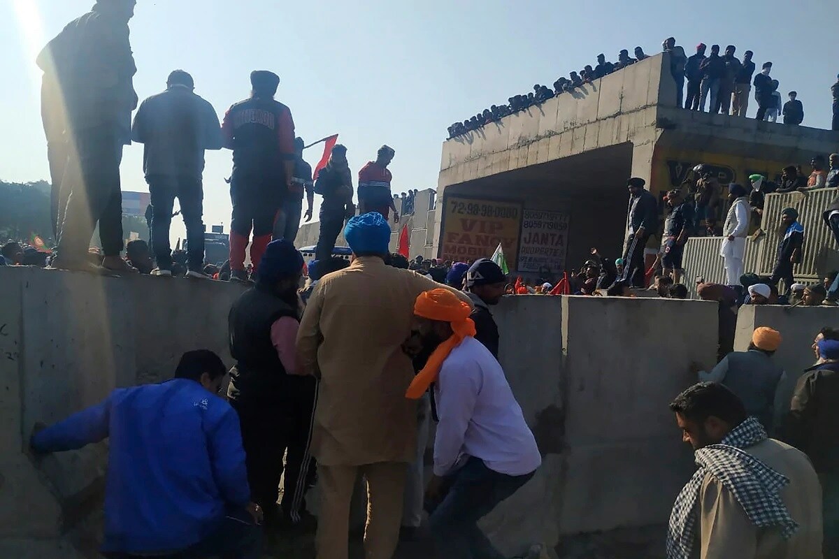 হরিয়ানা- পঞ্জাব সীমান্ত, হরিয়ানা- দিল্লি সীমান্তে বার বার ব্যারিকেড করে কৃষকদের আটকাতে নানা চেষ্টা করেছে পুলিশ৷ কিন্তু হাজার হাজার কৃষককে থামাতে পারেনি পুলিশ৷ বৃহস্পতিবার দিল্লি পৌঁছে যান কয়েক হাজার কৃষক৷ নতুন কৃষি আইনের প্রতিবাদেই দিল্লি অভিযান তাঁদের৷ অবশেষে কিছুটা হলেও নতিস্বীকার করতে বাধ্য হলে কেন্দ্রীয় সরকারও৷ আপাতত দিল্লির বুরারি এলাকার নিরঙ্কারি ময়দানে তাঁদের জমায়েত করার অনুমতি দিয়েছে পুলিশ৷ Photo-ANI হরিয়ানা- পঞ্জাব সীমান্ত, হরিয়ানা- দিল্লি সীমান্তে বার বার ব্যারিকেড করে কৃষকদের আটকাতে নানা চেষ্টা করেছে পুলিশ৷ কিন্তু হাজার হাজার কৃষককে থামাতে পারেনি পুলিশ৷ বৃহস্পতিবার দিল্লি পৌঁছে যান কয়েক হাজার কৃষক৷ নতুন কৃষি আইনের প্রতিবাদেই দিল্লি অভিযান তাঁদের৷ অবশেষে কিছুটা হলেও নতিস্বীকার করতে বাধ্য হলে কেন্দ্রীয় সরকারও৷ আপাতত দিল্লির বুরারি এলাকার নিরঙ্কারি ময়দানে তাঁদের জমায়েত করার অনুমতি দিয়েছে পুলিশ৷ Photo-ANI
