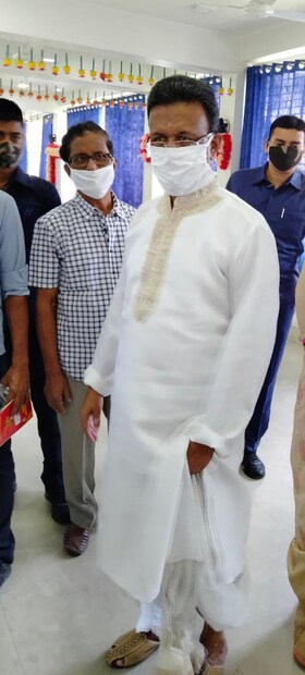 প্রথমে অবশ্য নিজের দিদির হাত থেকে ফোঁটা নিয়ে ভাইফোঁটার সেলিব্রেশন শুরু করলেন ফিরহাদ হাকিম ৷ 