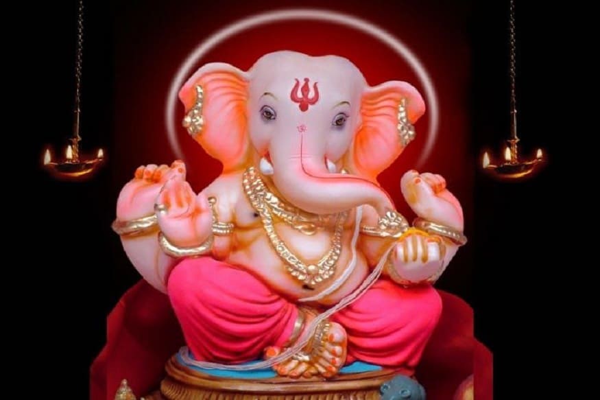 রাধা কৃষ্ণ বা গণেশের মূর্তি বাড়িতে রাখতে হলে একটু সতর্ক থাকুন ৷ খেয়াল রাখবেন যে মূর্তি বা ছবিতে কৃষ্ণের সঙ্গে রাধা বা রুক্মিনী থাকলে সেটা না রাখায় ভালো ৷ আবার গণেশের মূর্তিতে তার দুই স্ত্রী থাকলে সেটাও রাখবেন ৷ কারণ বিশ্বাস করা হয় এতে স্বামী-স্ত্রীর সম্পর্কে প্রভাব ফেলে ৷ এমনকি বিবাহ বিচ্ছেদের আশঙ্কা বেড়ে যায় ৷ রাধা কৃষ্ণ বা গণেশের মূর্তি বাড়িতে রাখতে হলে একটু সতর্ক থাকুন ৷ খেয়াল রাখবেন যে মূর্তি বা ছবিতে কৃষ্ণের সঙ্গে রাধা বা রুক্মিনী থাকলে সেটা না রাখায় ভালো ৷ আবার গণেশের মূর্তিতে তার দুই স্ত্রী থাকলে সেটাও রাখবেন ৷ কারণ বিশ্বাস করা হয় এতে স্বামী-স্ত্রীর সম্পর্কে প্রভাব ফেলে ৷ এমনকি বিবাহ বিচ্ছেদের আশঙ্কা বেড়ে যায় ৷