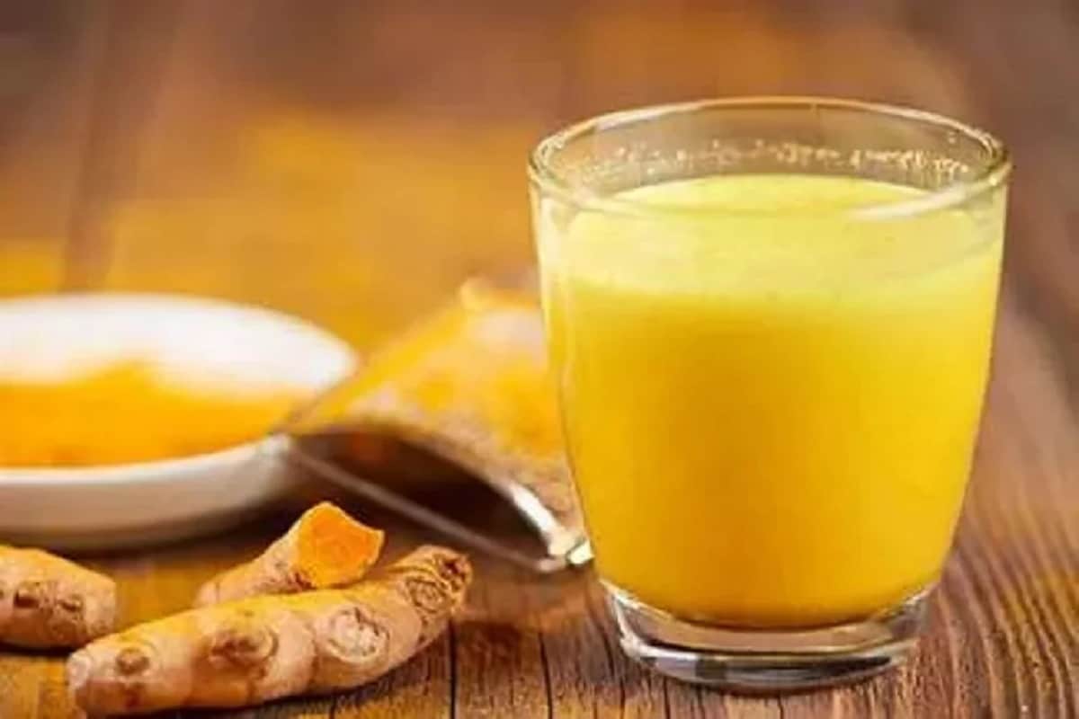 হলদি দুধ- অ্যান্টি ব্যাকটেরিয়াল, একটি ফাঙ্গাল, অ্যন্টি ভাইরাল। একই অঙ্গে এত রূপ হলুদের। বিশেষজ্ঞরা বলছেন শীতকালীন সর্দিজ্বর থেকে করোনা ভাইরাস, সবটাই দূরে থাকবে এই হলদি দুধের গুণে। হলদি দুধ- অ্যান্টি ব্যাকটেরিয়াল, একটি ফাঙ্গাল, অ্যন্টি ভাইরাল। একই অঙ্গে এত রূপ হলুদের। বিশেষজ্ঞরা বলছেন শীতকালীন সর্দিজ্বর থেকে করোনা ভাইরাস, সবটাই দূরে থাকবে এই হলদি দুধের গুণে।