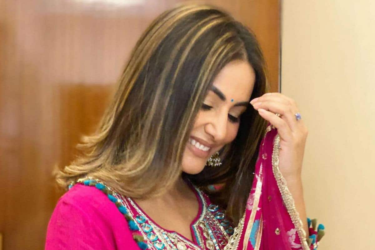 টেলিভিশনের জনপ্রিযা তারকা হিনা খান সোশ্যাল মিডিয়ায় অত্যন্ত সক্রিয় থাকেন সব সময়েই ৷ ভক্তদের সঙ্গে সব সময়েই সংস্পর্শে থেকে সব সময়েই এনজয় করেন হিনা খান ৷ নিজের বেশ কিছু ছবি শেয়ার করে চিরাচরিত প্রথায় তাঁর বেশ কিছু ছবি শেয়ার করেছেন যা নিমেষেই সোশ্যাল মিডিয়ায় ভাইরাল হয়েছে ৷ @realhinakhan/Instagram. টেলিভিশনের জনপ্রিযা তারকা হিনা খান সোশ্যাল মিডিয়ায় অত্যন্ত সক্রিয় থাকেন সব সময়েই ৷ ভক্তদের সঙ্গে সব সময়েই সংস্পর্শে থেকে সব সময়েই এনজয় করেন হিনা খান ৷ নিজের বেশ কিছু ছবি শেয়ার করে চিরাচরিত প্রথায় তাঁর বেশ কিছু ছবি শেয়ার করেছেন যা নিমেষেই সোশ্যাল মিডিয়ায় ভাইরাল হয়েছে ৷ @realhinakhan/Instagram.