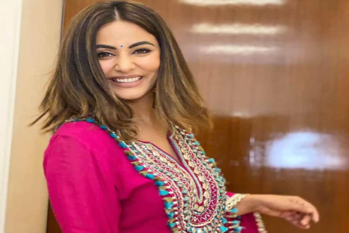 ট্র্যাডিশন্যাল সাজসজ্জায় দারুণ ছবি তুলেছেন হিনা খান ৷ এই ছবিতে তাঁর হাসি বাড়তি মাত্রা যোগ করেছে ৷ @realhinakhan/Instagram. ট্র্যাডিশন্যাল সাজসজ্জায় দারুণ ছবি তুলেছেন হিনা খান ৷ এই ছবিতে তাঁর হাসি বাড়তি মাত্রা যোগ করেছে ৷ @realhinakhan/Instagram.