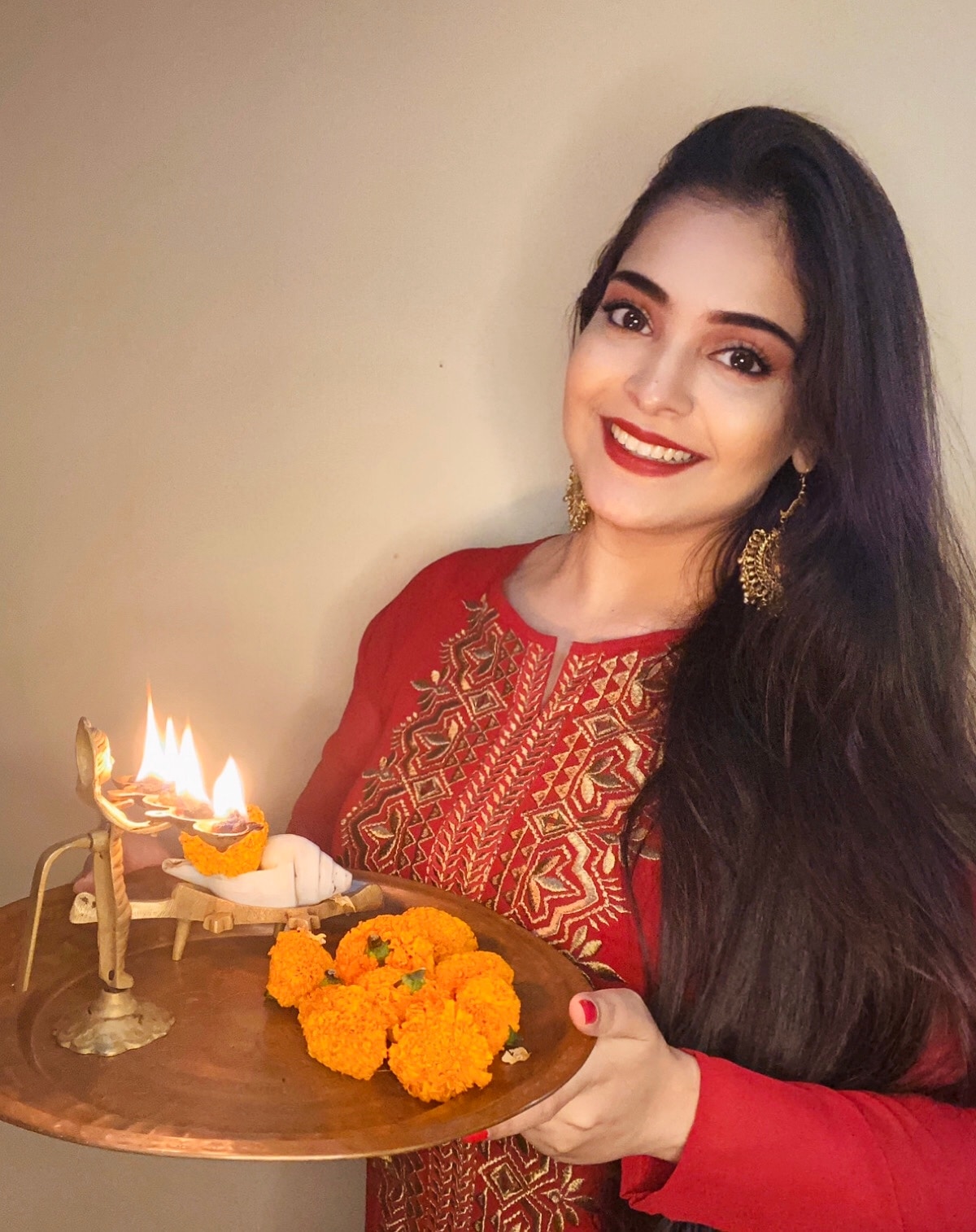 সম্প্রতি মিস ইন্ডিয়া গ্লোবাল ২০২০-র শিরোপাজয়ী শিঞ্জিনি দত্ত কিন্তু বাড়িতেই পরিবারের সঙ্গে এ বছর দীপাবলি উদযাপনের সমস্ত প্ল্যান রেডি রেখেছেন ৷ শহরবাসীর কাছেও তাঁর আবেদন, ‘‘ দয়া করে এ বছর বাড়িতে পরিবার এবং বন্ধুবান্ধবের সঙ্গেই দীপাবলি উদযাপন করুন ৷ বাড়ি সাজিয়ে তুলুন রঙ্গোলি এবং প্রদীপের আলোয় ৷ কিন্তু দয়া করে বাজি ফাটাবেন না ৷ যাতে পরিবেশ আরও দূষিত না হয় ৷ আমরা প্রত্যেকেই অত্যন্ত কঠিন সময়ের মধ্যে দিয়ে যাচ্ছি ৷ ভাল ভাল খাবার খান এবং অবশ্যই স্যানিটাইজ করতে ভুলবেন না ৷ আমার কাছে দিওয়ালি মানে সুন্দর ভাবে সেজেগুজে পরিবারের সঙ্গে ভাল করে সময় কাটানো এবং প্রচুর প্রচুর ছবি তোলা ৷ হ্যাপি দিওয়ালি !’’ Photo: Shinjini Dutta সম্প্রতি মিস ইন্ডিয়া গ্লোবাল ২০২০-র শিরোপাজয়ী শিঞ্জিনি দত্ত কিন্তু বাড়িতেই পরিবারের সঙ্গে এ বছর দীপাবলি উদযাপনের সমস্ত প্ল্যান রেডি রেখেছেন ৷ শহরবাসীর কাছেও তাঁর আবেদন, ‘‘ দয়া করে এ বছর বাড়িতে পরিবার এবং বন্ধুবান্ধবের সঙ্গেই দীপাবলি উদযাপন করুন ৷ বাড়ি সাজিয়ে তুলুন রঙ্গোলি এবং প্রদীপের আলোয় ৷ কিন্তু দয়া করে বাজি ফাটাবেন না ৷ যাতে পরিবেশ আরও দূষিত না হয় ৷ আমরা প্রত্যেকেই অত্যন্ত কঠিন সময়ের মধ্যে দিয়ে যাচ্ছি ৷ ভাল ভাল খাবার খান এবং অবশ্যই স্যানিটাইজ করতে ভুলবেন না ৷ আমার কাছে দিওয়ালি মানে সুন্দর ভাবে সেজেগুজে পরিবারের সঙ্গে ভাল করে সময় কাটানো এবং প্রচুর প্রচুর ছবি তোলা ৷ হ্যাপি দিওয়ালি !’’ Photo: Shinjini Dutta
