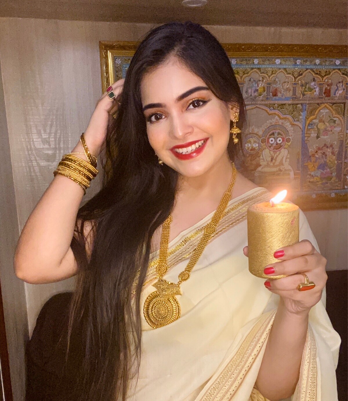 আগের বছর কি ঘর সাজানোর জন্য কিছু কিনেছিলেন? সেগুলো ঠিকঠাক থাকলে ওগুলোই এ-দিক সে-দিক করে আবার ব্যবহার করুন না! খবরের কাগজ, রংচঙে ওড়না- এ সব দিয়েও ঘর সাজানো যায়। গাদাগুচ্ছ প্লাস্টিকের প্রাণহীন ফুল আর কৃত্রিম রং দিয়ে খামোখা কেন নিজের দীপাবলির মজা নষ্ট করবেন? Photo: Shinjini Dutta আগের বছর কি ঘর সাজানোর জন্য কিছু কিনেছিলেন? সেগুলো ঠিকঠাক থাকলে ওগুলোই এ-দিক সে-দিক করে আবার ব্যবহার করুন না! খবরের কাগজ, রংচঙে ওড়না- এ সব দিয়েও ঘর সাজানো যায়। গাদাগুচ্ছ প্লাস্টিকের প্রাণহীন ফুল আর কৃত্রিম রং দিয়ে খামোখা কেন নিজের দীপাবলির মজা নষ্ট করবেন? Photo: Shinjini Dutta
