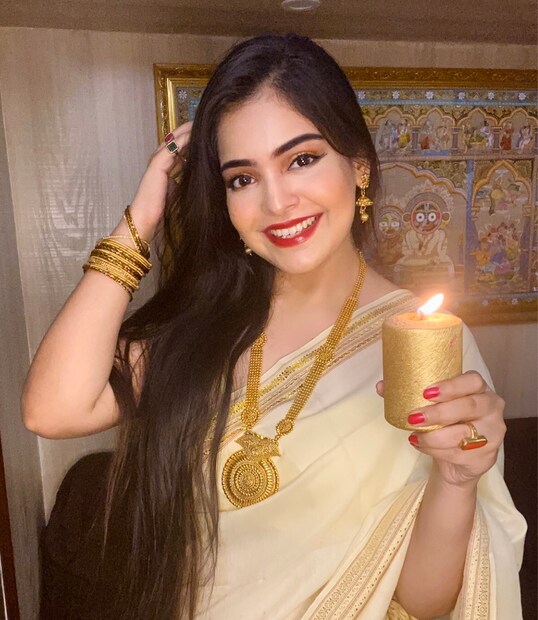 আগের বছর কি ঘর সাজানোর জন্য কিছু কিনেছিলেন? সেগুলো ঠিকঠাক থাকলে ওগুলোই এ-দিক সে-দিক করে আবার ব্যবহার করুন না! খবরের কাগজ, রংচঙে ওড়না- এ সব দিয়েও ঘর সাজানো যায়। গাদাগুচ্ছ প্লাস্টিকের প্রাণহীন ফুল আর কৃত্রিম রং দিয়ে খামোখা কেন নিজের দীপাবলির মজা নষ্ট করবেন? Photo: Shinjini Dutta
