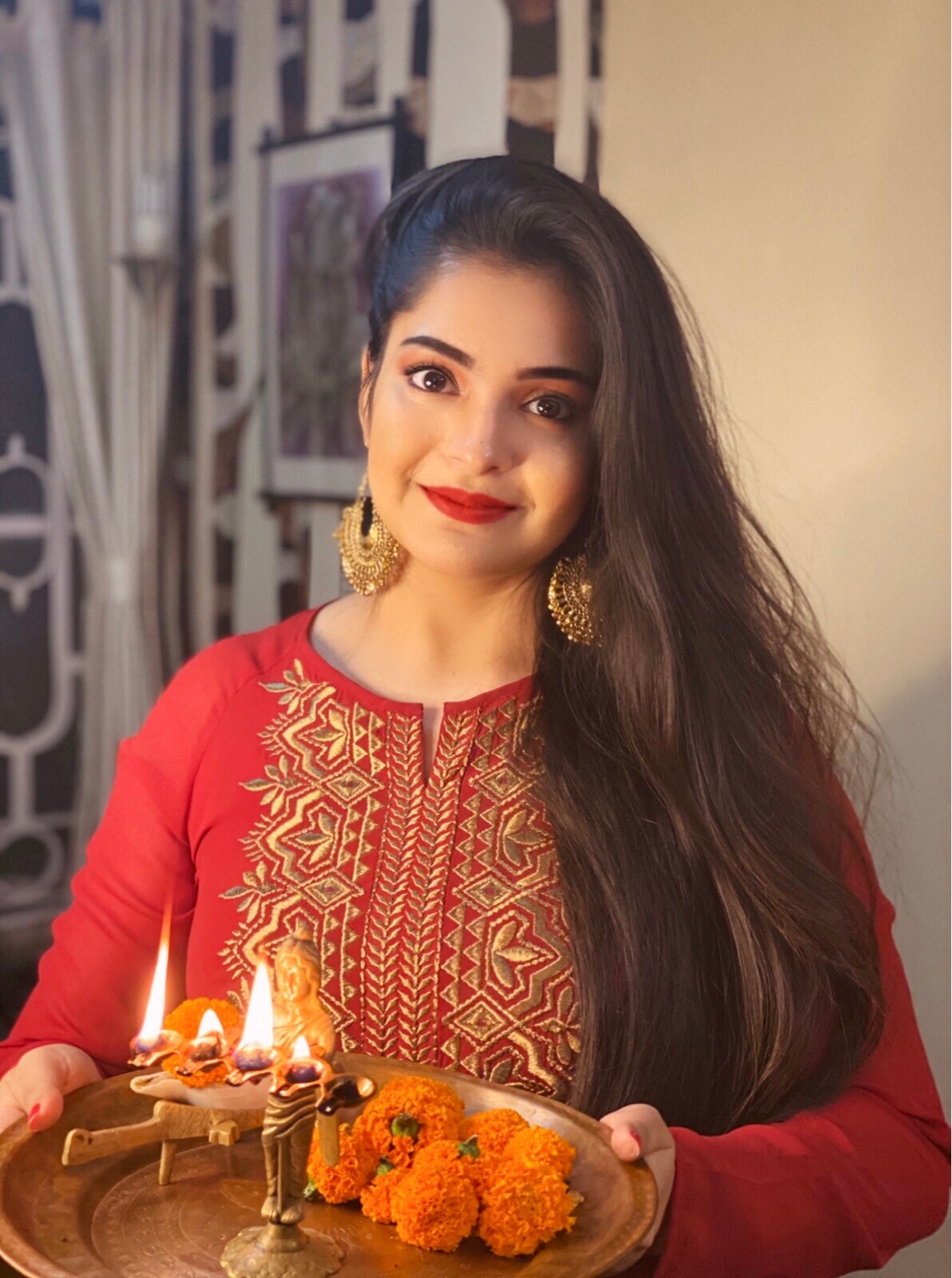 নানা রঙের এবং আকারের মাটির প্রদীপের কোনও বিকল্প হয় না। যদি বাড়ি সাজাতেই হয় মাটির প্রদীপ দিয়ে সাজান। ব্যবহার করুন এলইডি আলো। এর বিকিরণ কম হয়, তা ছাড়া এগুলো রিইউজ ও রিসাইকেল দুই করা যায়। রঙ্গোলি তৈরির ক্ষেত্রেও আপনাকে সাবধান থাকতে হবে। ফুলের পাপড়ি দিয়েও দিব্যি সুন্দর রঙ্গোলি করা যায়। রং যদি ব্যবহার করতেই হয় তা হলে অরগ্যানিক বা জৈব রং ব্যবহার করুন। Photo: Shinjini Dutta নানা রঙের এবং আকারের মাটির প্রদীপের কোনও বিকল্প হয় না। যদি বাড়ি সাজাতেই হয় মাটির প্রদীপ দিয়ে সাজান। ব্যবহার করুন এলইডি আলো। এর বিকিরণ কম হয়, তা ছাড়া এগুলো রিইউজ ও রিসাইকেল দুই করা যায়। রঙ্গোলি তৈরির ক্ষেত্রেও আপনাকে সাবধান থাকতে হবে। ফুলের পাপড়ি দিয়েও দিব্যি সুন্দর রঙ্গোলি করা যায়। রং যদি ব্যবহার করতেই হয় তা হলে অরগ্যানিক বা জৈব রং ব্যবহার করুন। Photo: Shinjini Dutta