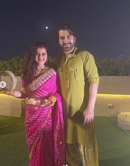 ইনস্টাগ্রামে স্ত্রীকে পাশে নিয়ে ছবি দিলেন জিৎ ৷ ধূসর রঙের পাঠান স্যুটে নজর কাড়লেন নায়ক ৷ পাশে স্ত্রী গোলাপি পোশাকে একেবারে রাজজটক ! ইনস্টাগ্রামে স্ত্রীকে পাশে নিয়ে ছবি দিলেন জিৎ ৷ ধূসর রঙের পাঠান স্যুটে নজর কাড়লেন নায়ক ৷ পাশে স্ত্রী গোলাপি পোশাকে একেবারে রাজজটক !