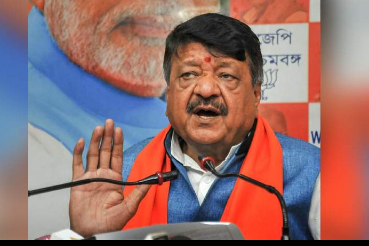 মঙ্গলে উষা, বুধে পা, যথা ইচ্ছা তথা যা ৷ বিধায়ক পদে শুভেন্দুর ইস্তফায় বুধের রাজ্য রাজনীতি প্রবল সরগরম ৷ সেই উত্তেজনার পারদ আরও খানিকটা চড়ল কৈলাস বিজয়বর্গীর মন্তব্যে ৷ শুধু শুভেন্দু অধিকারীই নয়, শাসক দল ছেড়ে বিজেপিতে যোগ দিতে আসছেন আরও বড় বড় নেতা-মন্ত্রীরা ৷ এমনটাই দাবি রাজ্য বিজেপির কেন্দ্রীয় পর্যবেক্ষক কৈলাস বিজয়বর্গীর ৷ মঙ্গলে উষা, বুধে পা, যথা ইচ্ছা তথা যা ৷ বিধায়ক পদে শুভেন্দুর ইস্তফায় বুধের রাজ্য রাজনীতি প্রবল সরগরম ৷ সেই উত্তেজনার পারদ আরও খানিকটা চড়ল কৈলাস বিজয়বর্গীর মন্তব্যে ৷ শুধু শুভেন্দু অধিকারীই নয়, শাসক দল ছেড়ে বিজেপিতে যোগ দিতে আসছেন আরও বড় বড় নেতা-মন্ত্রীরা ৷ এমনটাই দাবি রাজ্য বিজেপির কেন্দ্রীয় পর্যবেক্ষক কৈলাস বিজয়বর্গীর ৷