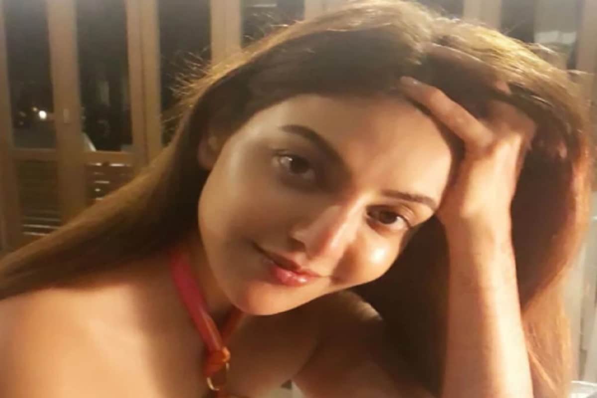 বলিউডের সুপার হট অভিনেত্রী কাজল আগরওয়াল নিজের ব্যক্তিগত জীবনের জন্য বর্তমানে খবরের শিরোনামে রয়েছেন ৷ সম্প্রতি গৌতম কিচলুকে বিয়ে করেছেন তিনি ৷ বিয়ের পরে নানান আচার আচরণের পরে মধুচন্দ্রিমায় গিয়েছেন ৷ সূত্রের খবর কাজল মধুচন্দ্রিমা করতে মলদ্বীপে গিয়েছিলেন ৷ এরই মাঝে নিজের ইনস্টাগ্রাম অ্যাকাউন্টে কাজল আগরওয়াল বেশ কিছু বোল্ড ছবি শেয়ার করেছেন ৷ এই ছবিই তুলকালাম করেছে সোশ্যাল মিডিয়ায় ৷ @kajalaggarwalofficial /Instagram. বলিউডের সুপার হট অভিনেত্রী কাজল আগরওয়াল নিজের ব্যক্তিগত জীবনের জন্য বর্তমানে খবরের শিরোনামে রয়েছেন ৷ সম্প্রতি গৌতম কিচলুকে বিয়ে করেছেন তিনি ৷ বিয়ের পরে নানান আচার আচরণের পরে মধুচন্দ্রিমায় গিয়েছেন ৷ সূত্রের খবর কাজল মধুচন্দ্রিমা করতে মলদ্বীপে গিয়েছিলেন ৷ এরই মাঝে নিজের ইনস্টাগ্রাম অ্যাকাউন্টে কাজল আগরওয়াল বেশ কিছু বোল্ড ছবি শেয়ার করেছেন ৷ এই ছবিই তুলকালাম করেছে সোশ্যাল মিডিয়ায় ৷ @kajalaggarwalofficial /Instagram.