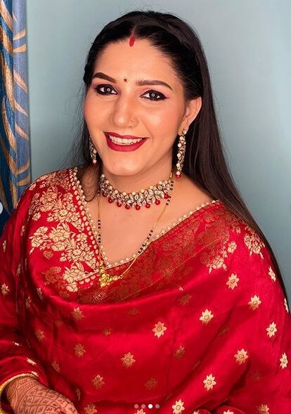 লাল শাড়ি, মাথায় ওড়না, হাতে মেহন্দি ও কাচের চুড়ি পরে একেবারে অন্যরূপে দেখা গেল স্বপ্না চৌধুরীকে৷ লাল শাড়ি, মাথায় ওড়না, হাতে মেহন্দি ও কাচের চুড়ি পরে একেবারে অন্যরূপে দেখা গেল স্বপ্না চৌধুরীকে৷