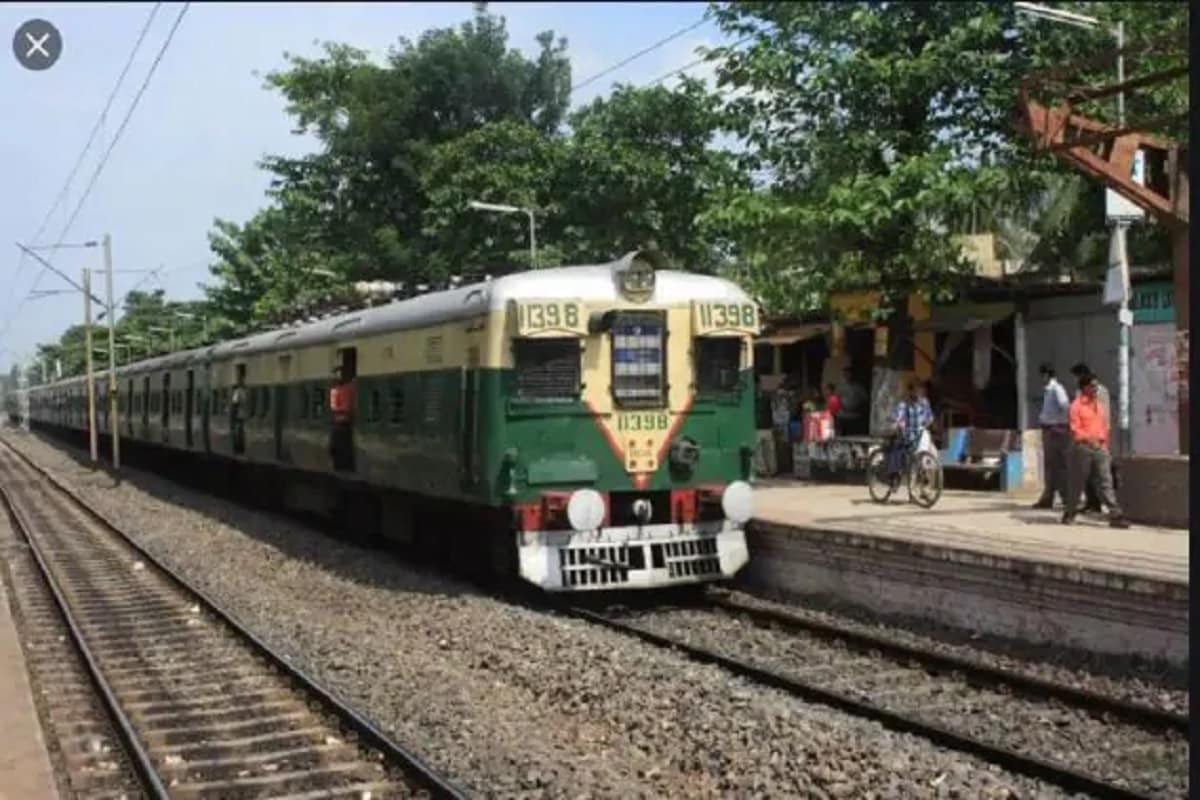 অনেক টালবাহানার শেষে রাজ্যে অবশেষে চালু হতে চলেছে লোকাল ট্রেন পরিষেবা। মঙ্গলবারের রাজ্য-রেল বৈঠকে এমনটাই উঠে আসছে । কী বিধিনিষেধ মানতে হবে, কত ট্রেন চলবে প্রথম দফায়, এই সবই জানা ৫ নভেম্বর। অনেক টালবাহানার শেষে রাজ্যে অবশেষে চালু হতে চলেছে লোকাল ট্রেন পরিষেবা। মঙ্গলবারের রাজ্য-রেল বৈঠকে এমনটাই উঠে আসছে । কী বিধিনিষেধ মানতে হবে, কত ট্রেন চলবে প্রথম দফায়, এই সবই জানা ৫ নভেম্বর।