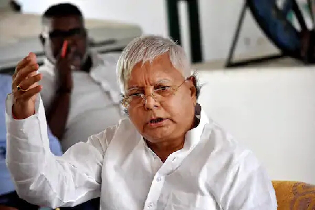 জানা গিয়েছে, লালুপ্রসাদ যাদবের দু'টি কিডনি ২৫ শতাংশ কাজ করছে৷ ফলে তাঁর শারীরিক অবস্থার উন্নতি না হলে তাঁর কিডনির কাজ পুরোপুরি হতে পারে বলে আশঙ্কা চিকিৎসকদের৷ ফলে তাঁর ডায়ালিসিস করার প্রয়োজন হতে পারে৷Photo-File জানা গিয়েছে, লালুপ্রসাদ যাদবের দু'টি কিডনি ২৫ শতাংশ কাজ করছে৷ ফলে তাঁর শারীরিক অবস্থার উন্নতি না হলে তাঁর কিডনির কাজ পুরোপুরি হতে পারে বলে আশঙ্কা চিকিৎসকদের৷ ফলে তাঁর ডায়ালিসিস করার প্রয়োজন হতে পারে৷Photo-File