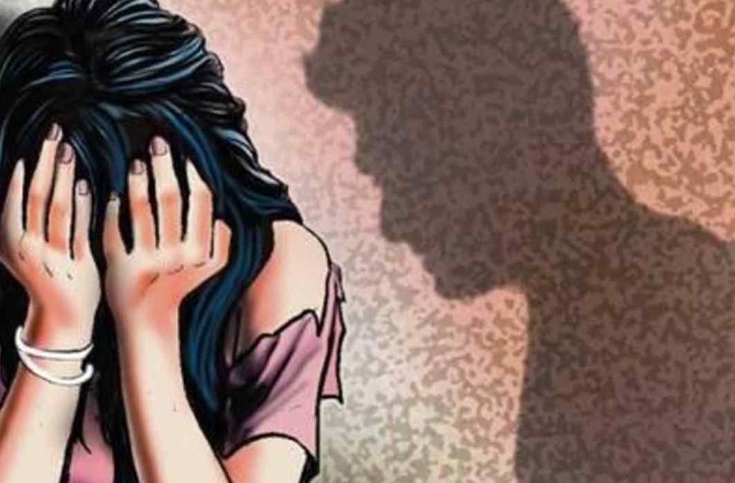 *ওই মহিলা জানিয়েছেন, ঘটনার কথা চিকিৎসকে জানানোর পর কৃষ্ণ এসে তাঁকে জানান, চিকিৎসক তাঁর সঙ্গে কথা বলবেন জানিয়েছেন। বিশ্বাস করে তিনি অভিযুক্তের সঙ্গে লিফটে ওঠে। অভিযোগকারীর দাবি, সেই সময়ই চার তলায় নিয়ে গিয়ে তাঁকে ধর্ষণের চেষ্টা করে অভিযুক্ত। প্রতীকী ছবি। *ওই মহিলা জানিয়েছেন, ঘটনার কথা চিকিৎসকে জানানোর পর কৃষ্ণ এসে তাঁকে জানান, চিকিৎসক তাঁর সঙ্গে কথা বলবেন জানিয়েছেন। বিশ্বাস করে তিনি অভিযুক্তের সঙ্গে লিফটে ওঠে। অভিযোগকারীর দাবি, সেই সময়ই চার তলায় নিয়ে গিয়ে তাঁকে ধর্ষণের চেষ্টা করে অভিযুক্ত। প্রতীকী ছবি।