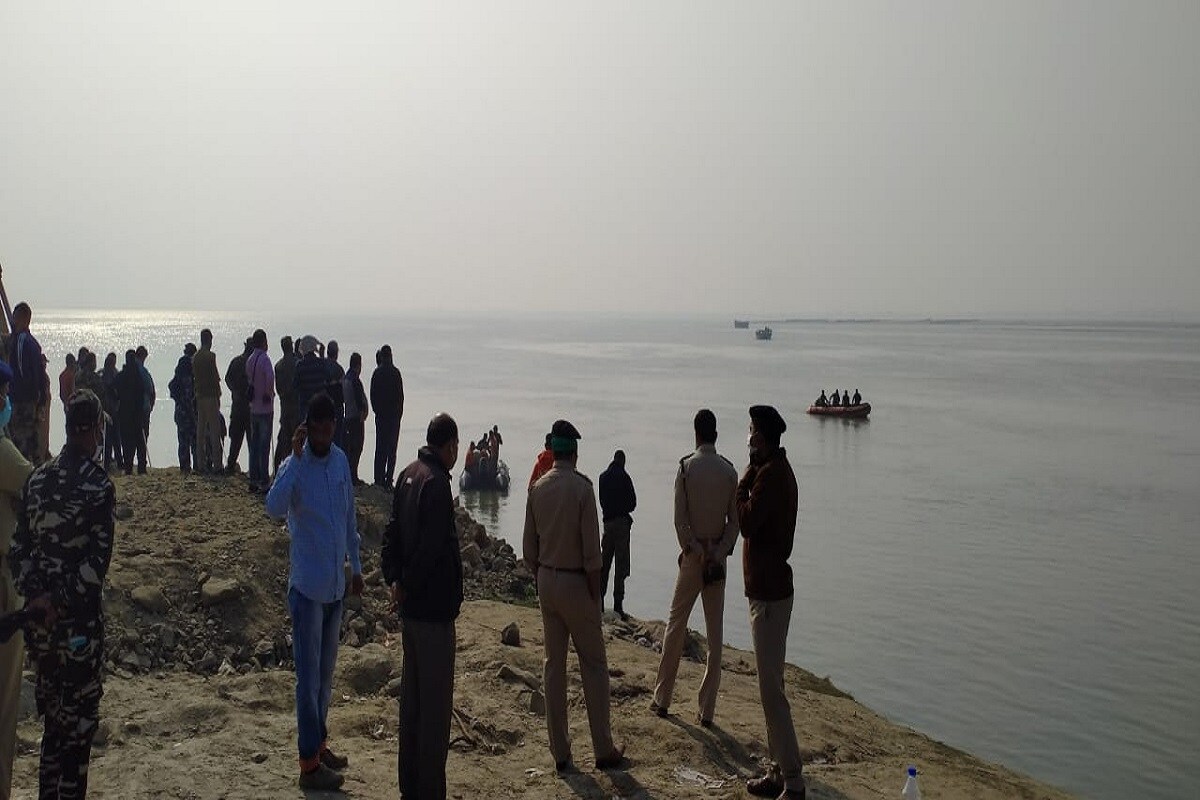 গঙ্গায় তলিয়ে যাওয়া আটটি ট্রাকের এখনও কোনো হদিশ মেলেনি। মালদহের মানিকচক ঘাটে উদ্ধার কাজের তদারকি করছেন জেলা পুলিশ ও প্রশাসনের কর্তারা। গতকাল রাতে দুর্ঘটনার পরপরই উদ্ধার হওয়া দুই চালক, দুই খালাসি এবং একজন ভেসেল কর্মীর চিকিৎসা হয়েছে মানিকচক ব্লক হাসপাতালে। জেলাশাসক রাজর্ষি মিত্র জানিয়েছেন, ঘটনায় নিখোঁজ অধিকাংশেরই খোঁজ মিলেছে। গঙ্গায় তলিয়ে যাওয়া আটটি ট্রাকের এখনও কোনো হদিশ মেলেনি। মালদহের মানিকচক ঘাটে উদ্ধার কাজের তদারকি করছেন জেলা পুলিশ ও প্রশাসনের কর্তারা। গতকাল রাতে দুর্ঘটনার পরপরই উদ্ধার হওয়া দুই চালক, দুই খালাসি এবং একজন ভেসেল কর্মীর চিকিৎসা হয়েছে মানিকচক ব্লক হাসপাতালে। জেলাশাসক রাজর্ষি মিত্র জানিয়েছেন, ঘটনায় নিখোঁজ অধিকাংশেরই খোঁজ মিলেছে। গঙ্গায় তলিয়ে যাওয়া আটটি ট্রাকের এখনও কোনো হদিশ মেলেনি। মালদহের মানিকচক ঘাটে উদ্ধার কাজের তদারকি করছেন জেলা পুলিশ ও প্রশাসনের কর্তারা। গতকাল রাতে দুর্ঘটনার পরপরই উদ্ধার হওয়া দুই চালক, দুই খালাসি এবং একজন ভেসেল কর্মীর চিকিৎসা হয়েছে মানিকচক ব্লক হাসপাতালে। জেলাশাসক রাজর্ষি মিত্র জানিয়েছেন, ঘটনায় নিখোঁজ অধিকাংশেরই খোঁজ মিলেছে। গঙ্গায় তলিয়ে যাওয়া আটটি ট্রাকের এখনও কোনো হদিশ মেলেনি। মালদহের মানিকচক ঘাটে উদ্ধার কাজের তদারকি করছেন জেলা পুলিশ ও প্রশাসনের কর্তারা। গতকাল রাতে দুর্ঘটনার পরপরই উদ্ধার হওয়া দুই চালক, দুই খালাসি এবং একজন ভেসেল কর্মীর চিকিৎসা হয়েছে মানিকচক ব্লক হাসপাতালে। জেলাশাসক রাজর্ষি মিত্র জানিয়েছেন, ঘটনায় নিখোঁজ অধিকাংশেরই খোঁজ মিলেছে।