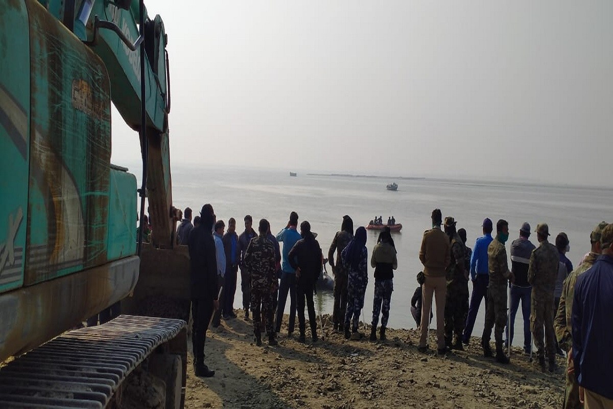 মানিকচকে গঙ্গা নদীতে ভেসেল দুর্ঘটনায় সকাল থেকে শুরু জোরদার তল্লাশি। উদ্ধার কাজে নেমেছে বিপর্যয় মোকাবিলা বাহিনী। এখনো পর্যন্ত দুই থেকে তিনজন নিখোঁজ বলে দাবি তলিয়ে যাওয়া ট্রাকের মালিক ও পরিবহণ কর্মীদের। মানিকচকে গঙ্গা নদীতে ভেসেল দুর্ঘটনায় সকাল থেকে শুরু জোরদার তল্লাশি। উদ্ধার কাজে নেমেছে বিপর্যয় মোকাবিলা বাহিনী। এখনো পর্যন্ত দুই থেকে তিনজন নিখোঁজ বলে দাবি তলিয়ে যাওয়া ট্রাকের মালিক ও পরিবহণ কর্মীদের।