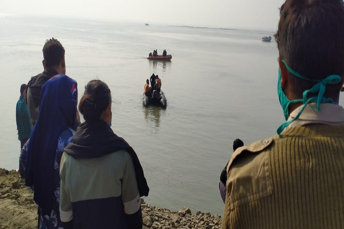 বেশিরভাগ ট্রাকেই পাথরকুচি বোঝাই ছিল। ঘটনার পরপরই এলাকায় পৌঁছন মালদহ জেলা পরিষদের সভাধিপতি গৌড়চন্দ্র মন্ডল, জেলাশাসক রাজর্ষি মিত্র, পুলিশ সুপার অলোক রাজরিয়া, সিপিএম নেতা সুজন চক্রবর্তী, মানিকচকের কংগ্রেস বিধায়ক মোত্তাকিন আলম। রাতেই শুরু হয় তল্লাশি অভিযান। তবে অন্ধকারের কারণে তল্লাশি সেভাবে চালানো যায়নি। মঙ্গলবার সকাল থেকেই তল্লাশি অভিযানে গতি আনা হয়। গঙ্গায় তলিয়ে যাওয়া ট্রাক গুলির হদিশ এবং নদী থেকে সেগুলি না তোলা পর্যন্ত নিখোঁজ সম্পর্কে নিশ্চিত হওয়া সম্ভব নয় বলে মত স্থানীয়দের। ওভারলোডিং এর কারণে দুর্ঘটনা হয়ে থাকতে বলে স্থানীয়দের অনুমান। উদ্ধার ও তল্লাশি শেষ হওয়ার পরেই দুর্ঘটনার কারণ খতিয়ে দেখা হবে বলে জানিয়েছে পুলিশ প্রশাসন। সেবক দেবশর্মা, মালদহ বেশিরভাগ ট্রাকেই পাথরকুচি বোঝাই ছিল। ঘটনার পরপরই এলাকায় পৌঁছন মালদহ জেলা পরিষদের সভাধিপতি গৌড়চন্দ্র মন্ডল, জেলাশাসক রাজর্ষি মিত্র, পুলিশ সুপার অলোক রাজরিয়া, সিপিএম নেতা সুজন চক্রবর্তী, মানিকচকের কংগ্রেস বিধায়ক মোত্তাকিন আলম। রাতেই শুরু হয় তল্লাশি অভিযান। তবে অন্ধকারের কারণে তল্লাশি সেভাবে চালানো যায়নি। মঙ্গলবার সকাল থেকেই তল্লাশি অভিযানে গতি আনা হয়। গঙ্গায় তলিয়ে যাওয়া ট্রাক গুলির হদিশ এবং নদী থেকে সেগুলি না তোলা পর্যন্ত নিখোঁজ সম্পর্কে নিশ্চিত হওয়া সম্ভব নয় বলে মত স্থানীয়দের। ওভারলোডিং এর কারণে দুর্ঘটনা হয়ে থাকতে বলে স্থানীয়দের অনুমান। উদ্ধার ও তল্লাশি শেষ হওয়ার পরেই দুর্ঘটনার কারণ খতিয়ে দেখা হবে বলে জানিয়েছে পুলিশ প্রশাসন। সেবক দেবশর্মা, মালদহ