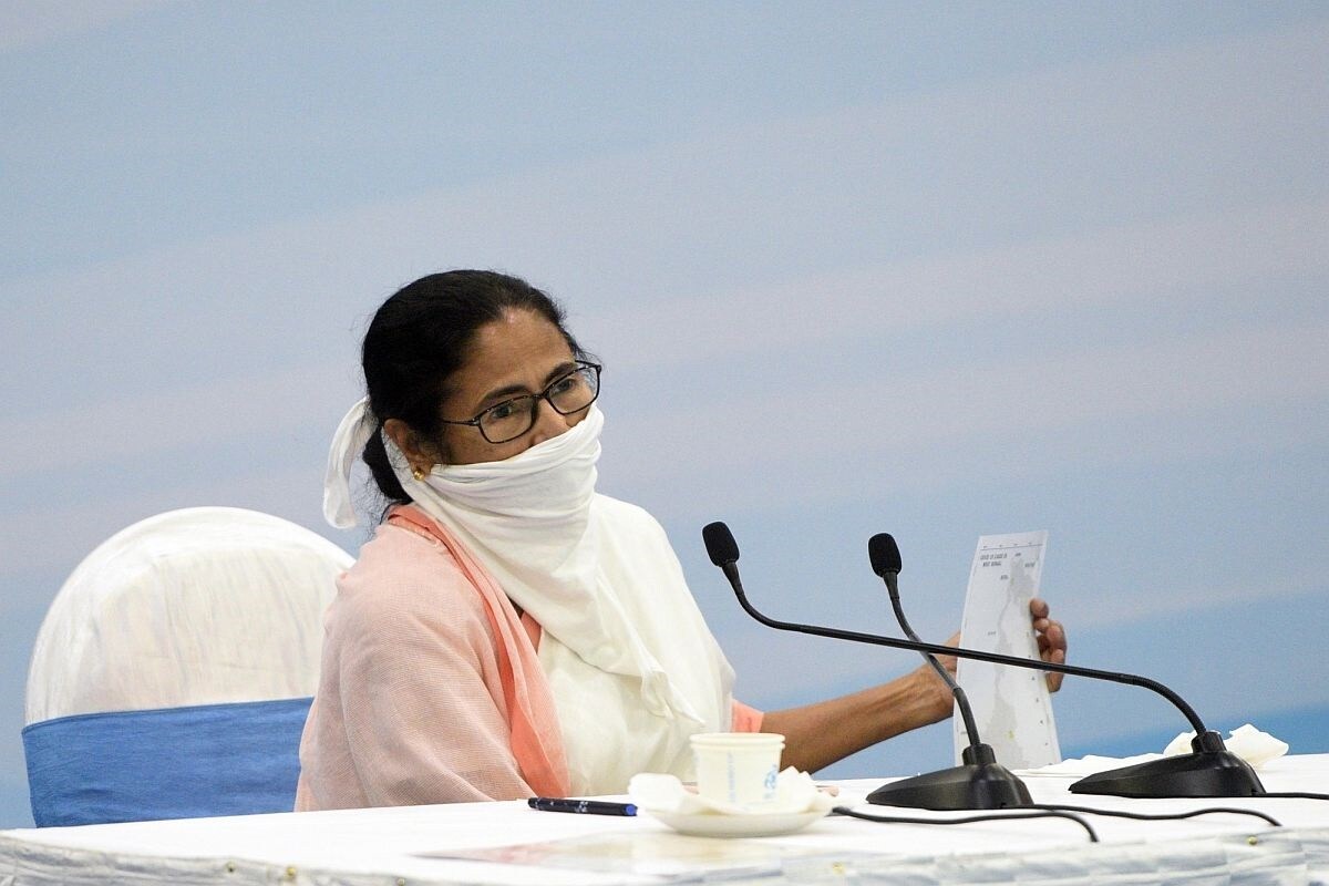 ৩ ডিসেম্বর নবান্নে কর্মী সংগঠনের বৈঠকে মুখ্যমন্ত্রী মমতা বন্দ্যোপাধ্যায় ঘোষণা করেন, জানুয়ারি মাসেই ডিএ পাবেন রাজ্য সরকারি কর্মচারীরা। ডিএ দেওয়া হবে ৩ শতাংশ হারে। এর জন্য সরকারের অতিরিক্ত ২২০০ কোটি টাকা খরচ হবে বলে জানিয়েছেন মুখ্যমন্ত্রী ৷ File Photo ৩ ডিসেম্বর নবান্নে কর্মী সংগঠনের বৈঠকে মুখ্যমন্ত্রী মমতা বন্দ্যোপাধ্যায় ঘোষণা করেন, জানুয়ারি মাসেই ডিএ পাবেন রাজ্য সরকারি কর্মচারীরা। ডিএ দেওয়া হবে ৩ শতাংশ হারে। এর জন্য সরকারের অতিরিক্ত ২২০০ কোটি টাকা খরচ হবে বলে জানিয়েছেন মুখ্যমন্ত্রী ৷ File Photo