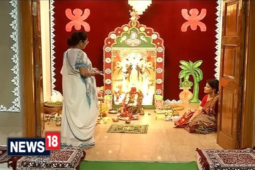 শুধু ভাইফোঁটা নয়, প্রত্যেক বছর কালীঘাটের বাড়িতে বড় করে কালীপুজোর আয়োজন করেন মুখ্যমন্ত্রী মমতা বন্দ্যোপাধ্যায়৷ করোনা অতিমারির মধ্যে এ বছর পুজো হলেও অতিথি আপ্যায়ণ করেননি মুখ্যমন্ত্রী৷ 