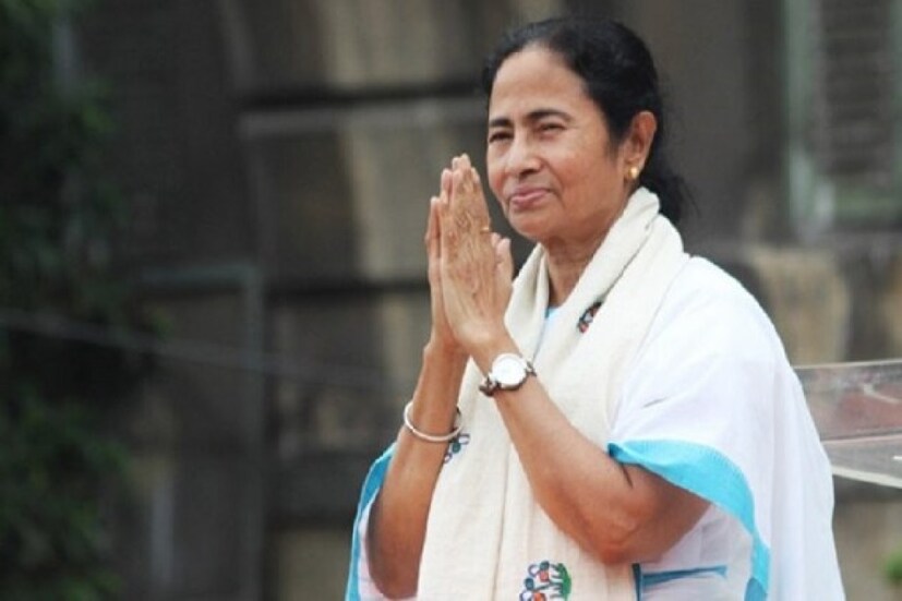 মাস্ক পরার জন্য, পুজোর সময় সামাজিক দূরত্ব মানার জন্য বার বার রাজ্যবাসীর কাছে অনুরোধ করেছেন তিনি৷ এবার করোনা বিধি মানতে নিজের কালীঘাটের বাড়িতে ভাইফোঁটার অনুষ্ঠানও বাতিল করে দিলেন মুখ্যমন্ত্রী মমতা বন্দ্যোপাধ্যায়৷ 