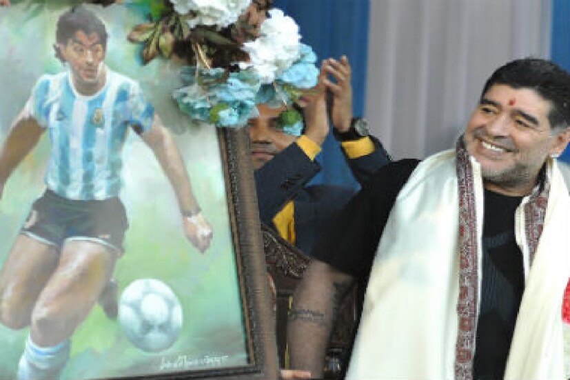 প্রথমবার কলকাতায় এসে মোহনবাগান মাঠে গিয়েছিলেন মারাদোনা৷ একের পর এক বল মেরেছিলেন গ্যালারির উদ্দেশ্যে৷ নিজের বিখ্যাত ভঙ্গিমায় বুকে হাত ঠুকে বুঝিয়ে দিয়েছিলেন, কলকাতার ফুটবল ভক্তদের ভালবেসে ফেলেছেন তিনি৷ 