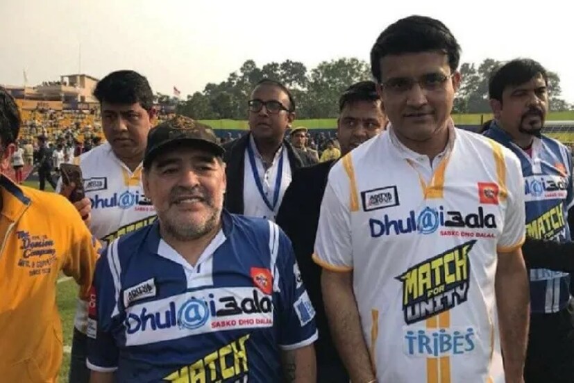 ২০১৭ সালে তিন দিনের সফরে আবারও কলকাতায় এসেছিলেন দিয়েগো মারাদোনা৷ বারাসত স্টেডিয়ামে সৌরভ গঙ্গোপাধ্যায়ের সঙ্গে অংশ নিয়েছিলেন প্রদর্শনী ফুটবল ম্যাচে৷ এবারেও মিশে গিয়েছিলেন জনতার সঙ্গে৷ 