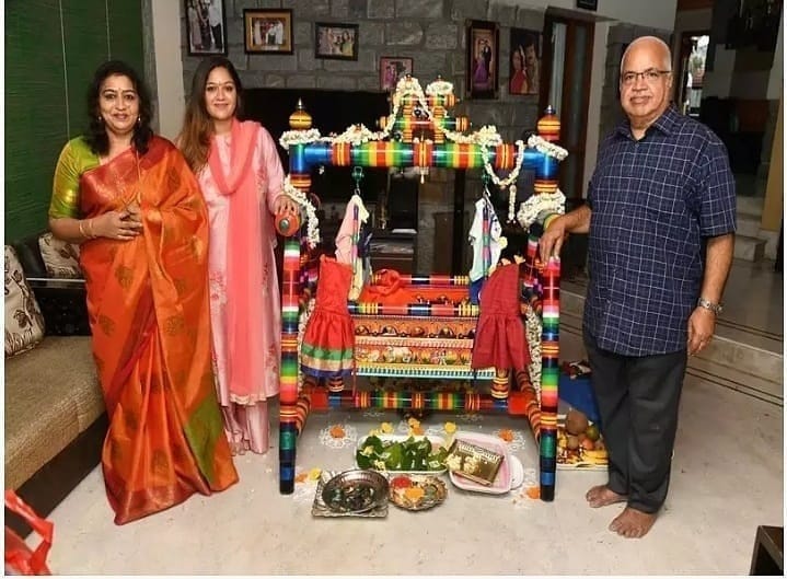 • চিরঞ্জীবী আর মেঘনার আদরের পুত্রের ডাক নাম রাখা হয়েছে চিন্টু । নামকরণ অনুষ্ঠানে গোলাপি সালওয়ার কামিজে মিষ্টি লাগছিল নতুন মা মেঘনাকে । ছবি: সংগৃহীত। • চিরঞ্জীবী আর মেঘনার আদরের পুত্রের ডাক নাম রাখা হয়েছে চিন্টু । নামকরণ অনুষ্ঠানে গোলাপি সালওয়ার কামিজে মিষ্টি লাগছিল নতুন মা মেঘনাকে । ছবি: সংগৃহীত।
