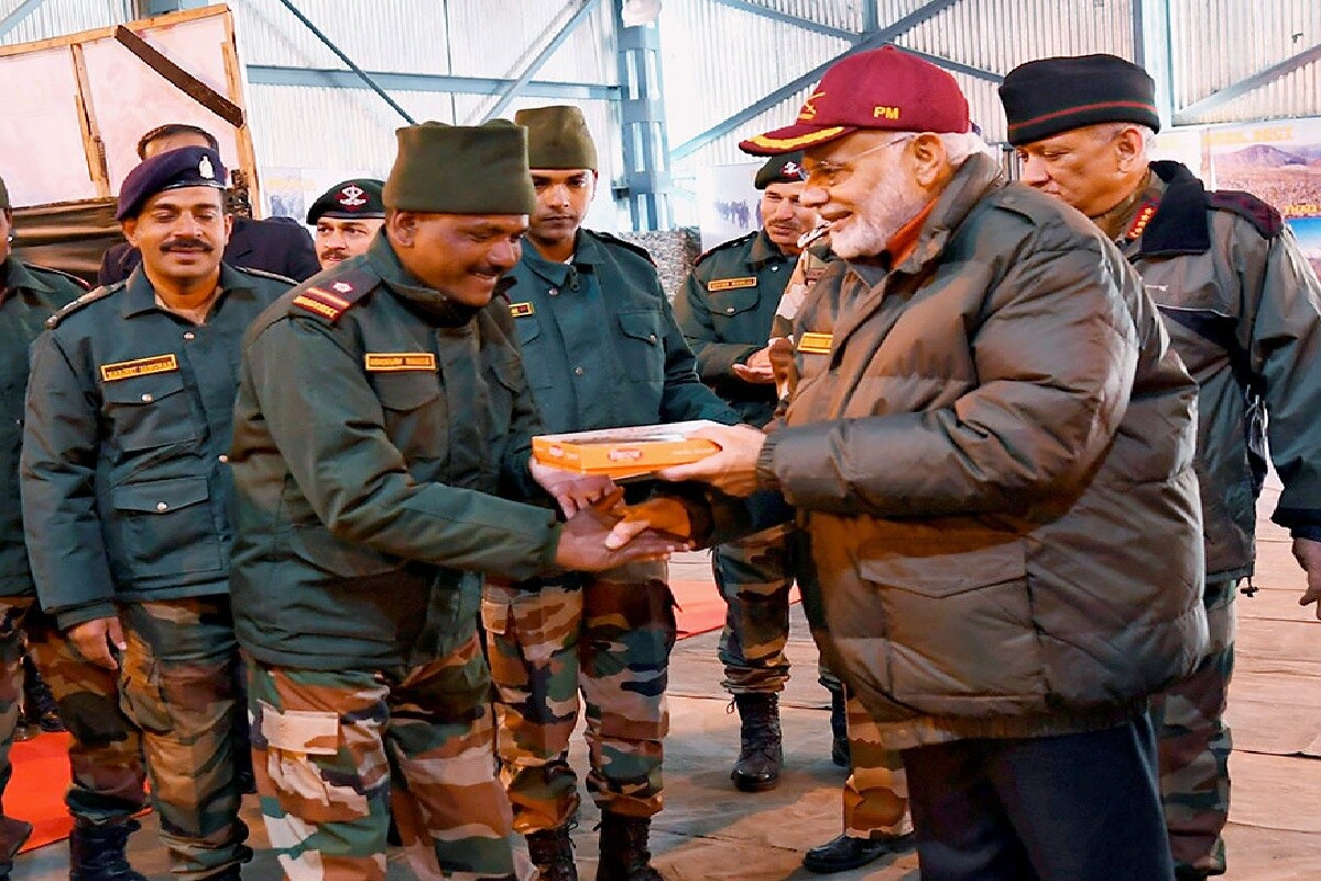 প্রধানমন্ত্রী হওয়ার পর থেকে দিওয়ালিটা সীমান্তে সেনা জওয়ানদের সঙ্গেই কাটান প্রধানমন্ত্রী নরেন্দ্র মোদি৷ করোনা অতিমারির মধ্যেও এ বছর তার ব্যতিক্রম হচ্ছে না৷ এ বছর রাজস্থানের জয়সলমেরে পাকিস্তান সীমান্তে পৌঁছে যাচ্ছেন তিনি৷ Photo- File/PTI প্রধানমন্ত্রী হওয়ার পর থেকে দিওয়ালিটা সীমান্তে সেনা জওয়ানদের সঙ্গেই কাটান প্রধানমন্ত্রী নরেন্দ্র মোদি৷ করোনা অতিমারির মধ্যেও এ বছর তার ব্যতিক্রম হচ্ছে না৷ এ বছর রাজস্থানের জয়সলমেরে পাকিস্তান সীমান্তে পৌঁছে যাচ্ছেন তিনি৷ Photo- File/PTI