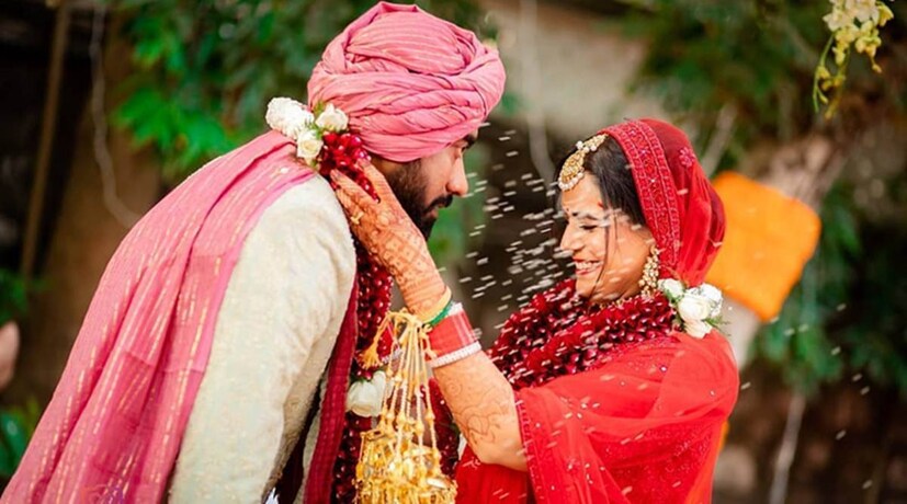 ধারাবাহিক থেকে জনপ্রিয়তায় আসা মোনা সিং, প্রথম থেকে বিন্দাস৷ সিনেমার সঙ্গে সঙ্গে ওয়েব সিরিজেও নজর কেড়েছেন মোনা ৷ আপাতত, বরের সঙ্গে ভ্রমণ ও কেরিয়ারকেই গুরুত্ব দিতে চান তিনি ৷ 