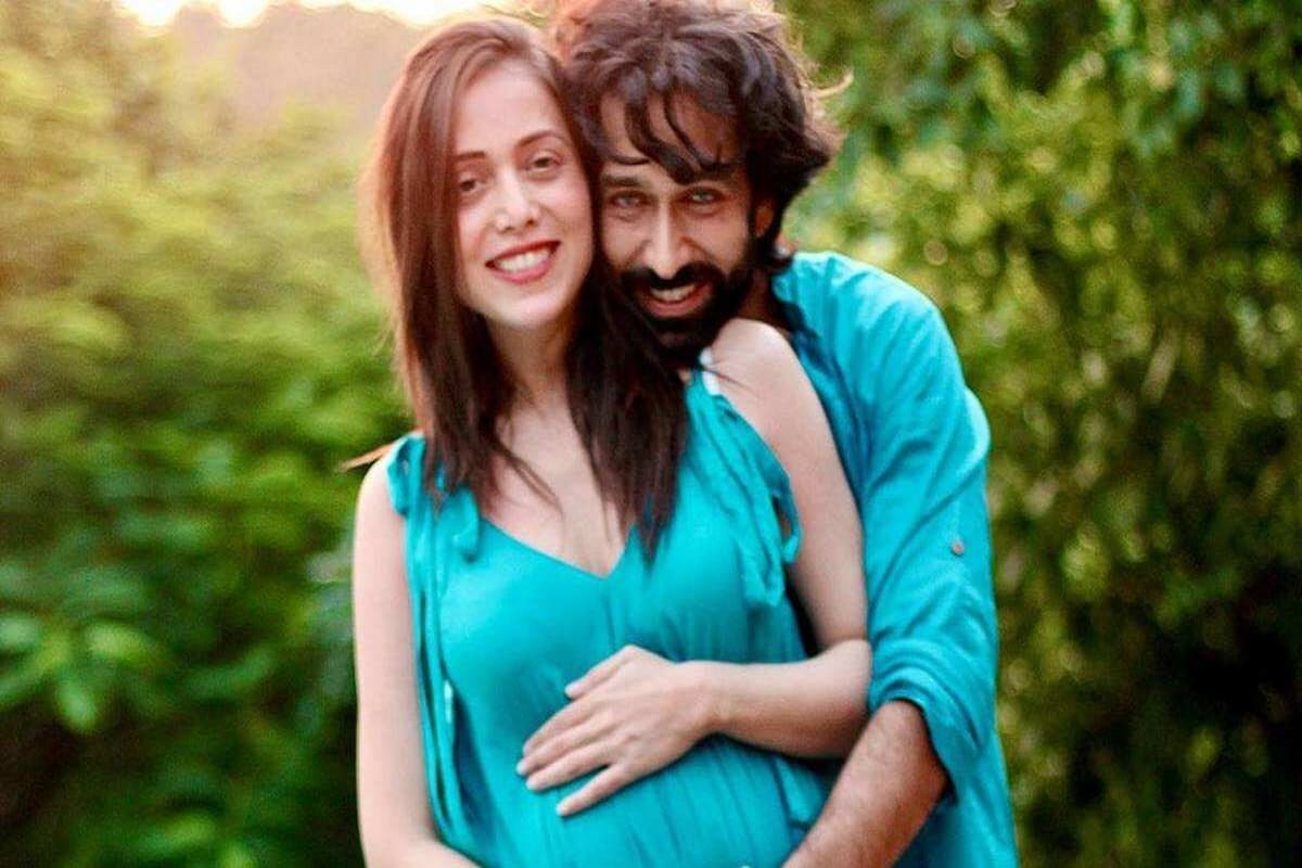 হ্যাঁ, একেবারে সরাসরিই জানিয়ে দিলেনটেলিভিশন তারকা নকুল ৷ যে তাঁর লকডাউন পিরিয়ড মোটেই খারাপ কাটেনি ৷ বরং লকডাউনেই পরিবার বাড়ানোর প্ল্যানটা সেরে ফেলেছিলেন তাঁরা ৷ আর সেই মতো ইনস্টাগ্রামে ভিডিও পোস্ট করে নকুল মেহতা ও তাঁর স্ত্রী জানকী মেহতা জানিয়ে দিলেন আমরা প্রেগন্যান্ট ৷ হ্যাঁ, একেবারে সরাসরিই জানিয়ে দিলেনটেলিভিশন তারকা নকুল ৷ যে তাঁর লকডাউন পিরিয়ড মোটেই খারাপ কাটেনি ৷ বরং লকডাউনেই পরিবার বাড়ানোর প্ল্যানটা সেরে ফেলেছিলেন তাঁরা ৷ আর সেই মতো ইনস্টাগ্রামে ভিডিও পোস্ট করে নকুল মেহতা ও তাঁর স্ত্রী জানকী মেহতা জানিয়ে দিলেন আমরা প্রেগন্যান্ট ৷
