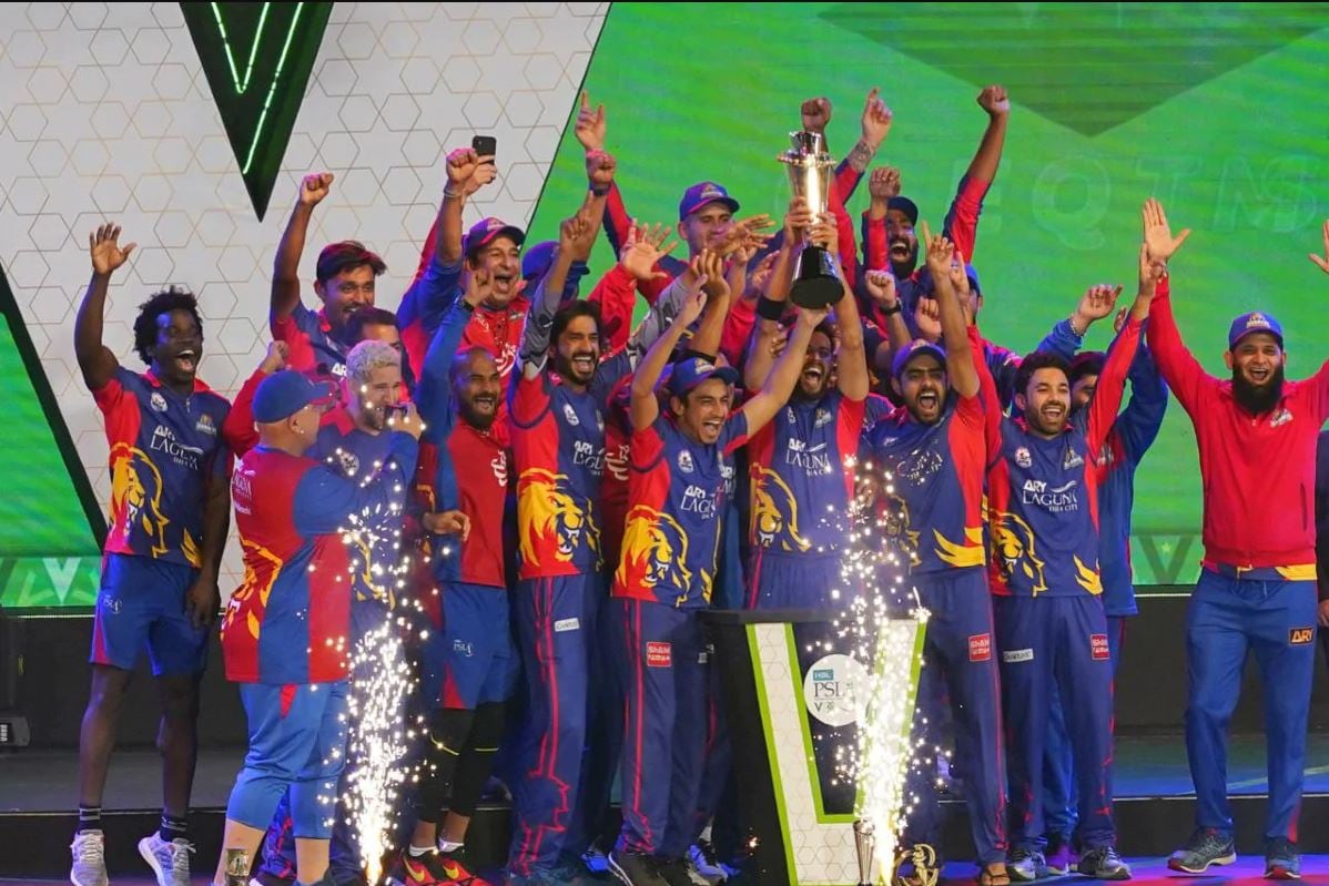 গত ১৭ নভেম্বর পিএসএল ফাইনালে করাচি কোয়াল্যান্ডার্স-কে হারিয়ে চ্যাম্পিয়ন হয় ইমাদ ওয়াসিমের নেতৃত্বাধীন করাচি কিংগস৷ এর পরই করাচির ক্রিকেটারদের জন্য উপহার ঘোষণা করেন দলের মালিক৷ নিজের রিয়েল এস্টেট প্রকল্পেই ক্রিকেটারদের জন্য একটি করেঅ্যাপার্টমেন্ট বরাদ্দ করেন তিনি৷ গত ১৭ নভেম্বর পিএসএল ফাইনালে করাচি কোয়াল্যান্ডার্স-কে হারিয়ে চ্যাম্পিয়ন হয় ইমাদ ওয়াসিমের নেতৃত্বাধীন করাচি কিংগস৷ এর পরই করাচির ক্রিকেটারদের জন্য উপহার ঘোষণা করেন দলের মালিক৷ নিজের রিয়েল এস্টেট প্রকল্পেই ক্রিকেটারদের জন্য একটি করেঅ্যাপার্টমেন্ট বরাদ্দ করেন তিনি৷