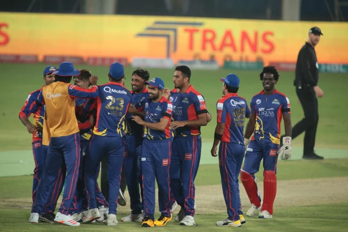 করাচির ন্যাশনাল স্টেডিয়ামে আট বল বাকি থাকতেই জয় ছিনিয়ে নেয় করাচি কিংগস৷ নিজেদের প্রাক্তন কোচ ডিন জোন্সকে এই জয় উৎসর্গ করেছে তারা৷ ফাইনালে করাচির হয়ে দুরন্ত ব্যাটিং করেন বাবর আজম৷ প্রথমে ব্যাট করে লাহোর ২০ ওভারে ৭ উইকেট হারিয়ে ১৩৪ তুলেছিল৷ জবাবে ১৮.৪ ওভারে লক্ষ্যে পৌঁছে যায় তারা৷ ৪৯ বলে ৬৩ রানে অপরাজিত থাকেন বাবর আজম৷ করাচির ন্যাশনাল স্টেডিয়ামে আট বল বাকি থাকতেই জয় ছিনিয়ে নেয় করাচি কিংগস৷ নিজেদের প্রাক্তন কোচ ডিন জোন্সকে এই জয় উৎসর্গ করেছে তারা৷ ফাইনালে করাচির হয়ে দুরন্ত ব্যাটিং করেন বাবর আজম৷ প্রথমে ব্যাট করে লাহোর ২০ ওভারে ৭ উইকেট হারিয়ে ১৩৪ তুলেছিল৷ জবাবে ১৮.৪ ওভারে লক্ষ্যে পৌঁছে যায় তারা৷ ৪৯ বলে ৬৩ রানে অপরাজিত থাকেন বাবর আজম৷