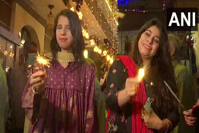 দিওয়ালির বিশেষ অনুষ্ঠানে পাকিস্তানে প্রধানমন্ত্রী ইমরান খান হিন্দুদের দিওয়ালির শুভকামনা জানিয়েছেন৷ তিনি ট্যুইট করে লেখেন সব হিন্দু ধর্মাবলম্বীদের হ্যাপি দিওয়ালি৷