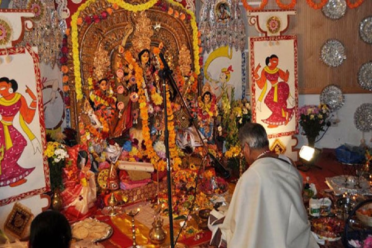 যাঁরা শুধু পুরোহিত হিসেবেই কাজ করেন, তাঁদেরকে ভাতা পাওয়ার জন্য আবেদন জানাতে পরামর্শ দেন মুখ্যমন্ত্রী মমতা বন্দ্যোপাধ্যায়৷ গত সেপ্টেম্বর মাস থেকেই রাজ্যের পুরোহিতদের ১ হাজার টাকা করে ভাতা দেওয়ার কথা ঘোষণা করেছিলেন মুখ্যমন্ত্রী৷ যাঁরা শুধু পুরোহিত হিসেবেই কাজ করেন, তাঁদেরকে ভাতা পাওয়ার জন্য আবেদন জানাতে পরামর্শ দেন মুখ্যমন্ত্রী মমতা বন্দ্যোপাধ্যায়৷ গত সেপ্টেম্বর মাস থেকেই রাজ্যের পুরোহিতদের ১ হাজার টাকা করে ভাতা দেওয়ার কথা ঘোষণা করেছিলেন মুখ্যমন্ত্রী৷