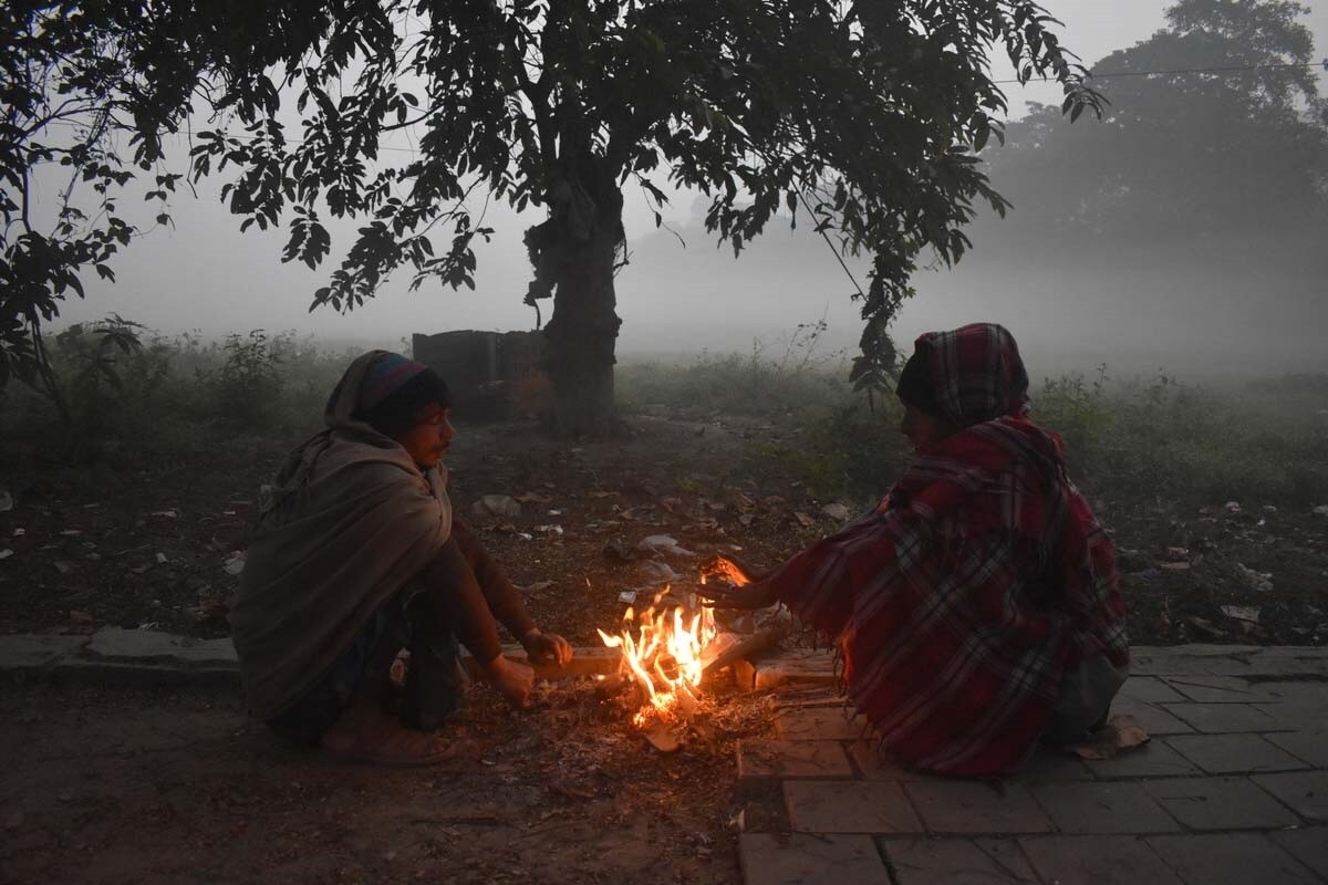 • কলকাতায় আজ মেঘমুক্ত আকাশ। সকালের সর্বনিম্ন তাপমাত্রা ১৯.১ ডিগ্রি সেলসিয়াস। যা স্বাভাবিকের তুলনায় ২ ডিগ্রি নিচে। গতকাল সর্বোচ্চ তাপমাত্রা ছিল ৩২.৩ ডিগ্রি সেলসিয়াস, যা স্বাভাবিকের থেকে ১ ডিগ্রি উপরে। বাতাসের আপেক্ষিক আর্দ্রতার পরিমাণ ৩২ থেকে ৯৫ শতাংশ ছিল। কলকাতায় সকালে আর রাতের দিকে শীত শীত ভাব হলেও বেলা বাড়তেই সেই ঠান্ডা ভাব উধাও হচ্ছে। • কলকাতায় আজ মেঘমুক্ত আকাশ। সকালের সর্বনিম্ন তাপমাত্রা ১৯.১ ডিগ্রি সেলসিয়াস। যা স্বাভাবিকের তুলনায় ২ ডিগ্রি নিচে। গতকাল সর্বোচ্চ তাপমাত্রা ছিল ৩২.৩ ডিগ্রি সেলসিয়াস, যা স্বাভাবিকের থেকে ১ ডিগ্রি উপরে। বাতাসের আপেক্ষিক আর্দ্রতার পরিমাণ ৩২ থেকে ৯৫ শতাংশ ছিল। কলকাতায় সকালে আর রাতের দিকে শীত শীত ভাব হলেও বেলা বাড়তেই সেই ঠান্ডা ভাব উধাও হচ্ছে।