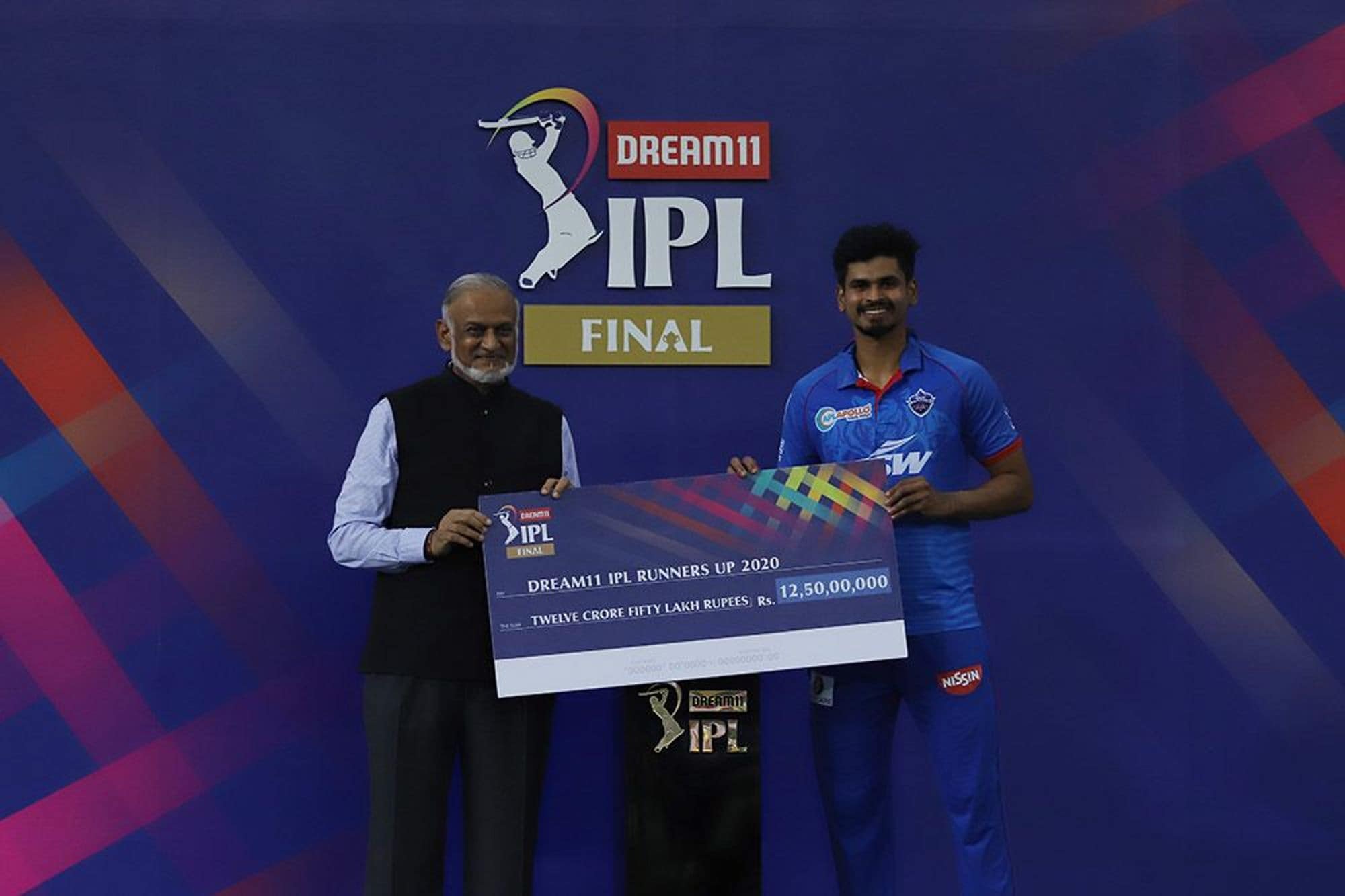 রানার্স আপের ১২ কোটি ৫০ লক্ষ টাকার চেক হাতে দিল্লি ক্যাপিটালসের অধিনায়ক শ্রেয়স আইয়ার ৷ Photo Courtesy: IPL/BCCI রানার্স আপের ১২ কোটি ৫০ লক্ষ টাকার চেক হাতে দিল্লি ক্যাপিটালসের অধিনায়ক শ্রেয়স আইয়ার ৷ Photo Courtesy: IPL/BCCI