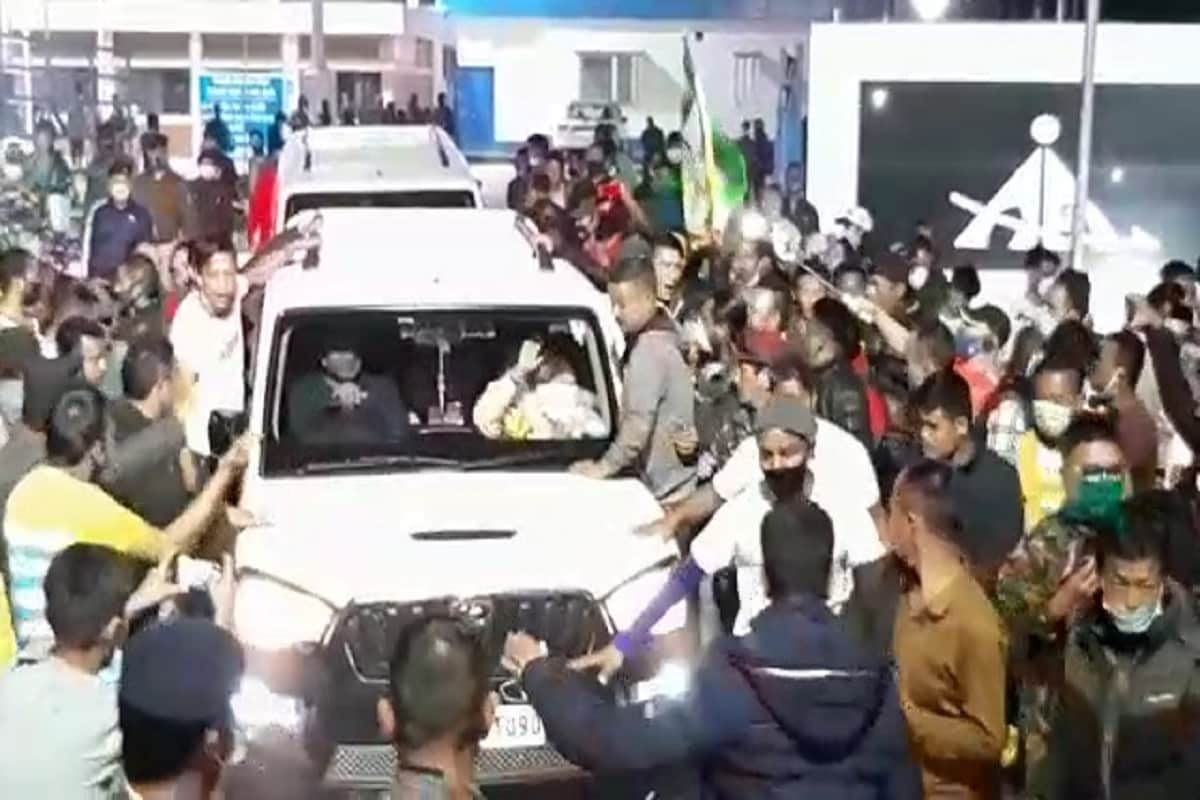 সেপ্টেম্বরের দিকে পাহাড়ে শান্তি ফেরাতে রাজ্যের সঙ্গে হাত মেলায় বিনয় তামাং, অনীত থাপারা। তৈরী হয় বিনয়পন্থী মোর্চা। জিটিএ'র দায়িত্ব তুলে দেওয়া হয় বিনয় তামাংকে। পরবর্তীতে সেই দায়িত্ব পান অনীত থাপা। পাহাড়ে ফিরে আসে শান্তি। বিমল, রোশনরা তখন বিজেপির ছত্রছায়ায়। আচমকাই পুজার আগে আত্মপ্রকাশ করেন সপার্ষদ বিমল গুরুং। কলকাতায় প্রেস মিট করে ঘোষণা করেন আর বিজেপির সঙ্গে নয়, বিজেপি তাদের দাবী মেটায়নি। ধোঁকা দিয়েছে। একুশের লড়াইয়ে তৃণমূলের সঙ্গেই থাকবেন। শুরু হয় দুই শিবিরের টানাপোড়েন। বিমল গুরুং পাহাড়ে এলে ফের অশান্ত হয়ে উঠবে শান্ত পাহাড়। দাবী তুলে মিছিল করে বিনয়পন্থীরা। এই চাপানউতোরের মাঝে আজ পৌঁছন রোশন গিরি। সেপ্টেম্বরের দিকে পাহাড়ে শান্তি ফেরাতে রাজ্যের সঙ্গে হাত মেলায় বিনয় তামাং, অনীত থাপারা। তৈরী হয় বিনয়পন্থী মোর্চা। জিটিএ'র দায়িত্ব তুলে দেওয়া হয় বিনয় তামাংকে। পরবর্তীতে সেই দায়িত্ব পান অনীত থাপা। পাহাড়ে ফিরে আসে শান্তি। বিমল, রোশনরা তখন বিজেপির ছত্রছায়ায়। আচমকাই পুজার আগে আত্মপ্রকাশ করেন সপার্ষদ বিমল গুরুং। কলকাতায় প্রেস মিট করে ঘোষণা করেন আর বিজেপির সঙ্গে নয়, বিজেপি তাদের দাবী মেটায়নি। ধোঁকা দিয়েছে। একুশের লড়াইয়ে তৃণমূলের সঙ্গেই থাকবেন। শুরু হয় দুই শিবিরের টানাপোড়েন। বিমল গুরুং পাহাড়ে এলে ফের অশান্ত হয়ে উঠবে শান্ত পাহাড়। দাবী তুলে মিছিল করে বিনয়পন্থীরা। এই চাপানউতোরের মাঝে আজ পৌঁছন রোশন গিরি।