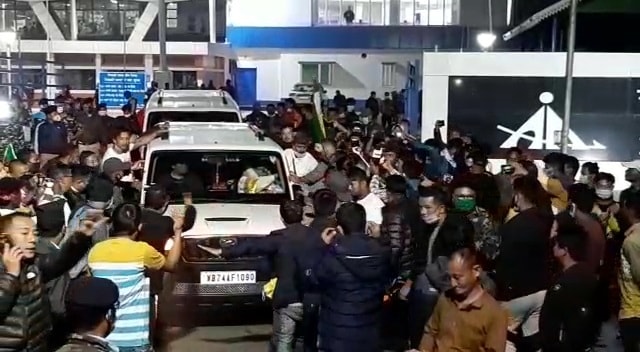 বাগডোগরা বিমানবন্দরে বিপুল জনজোয়ার, ভালোবাসায় মুগ্ধ রোশন বলেন, বিমলই পাহাড়ের জননেতা। পাহাড়কে ধ্বংস করেছে বিনয়, অনীতেরা। পাহাড় শান্ত থাকবে। বিমল গুরুং এলে পাহাড়ে উন্নয়ন হবে। তবে ২০২৪-এর লোকসভা ভোটে যারা গোর্খাল্যাণ্ডের দাবী সমর্থন করবে তাদের সঙ্গে জোট গড়বে। কাল রবিবার কার্শিয়ংয়ে জনসভার ডাক দিয়েছে বিমলপন্থীরা। যোগ দেবেন রোশন গিরি সহ প্রথম সারির নেতারা। অনীত থাপার খাসতালুক কার্শিয়ং। এই প্রসঙ্গে অনীত থাপা বলেন, গনতান্ত্রিক প্রক্রিয়ায় যে কেউ জনসভা করতে পারে। তবে ওদের কি উদ্দেশ্যে পাহাড়ে আসা, তা বুঝতে হবে। কেননা ওদেরকে পাহাড় থেকে তাড়িয়ে দেওয়া হয়নি। নিজেরাই পালিয়ে গিয়েছিল। বাগডোগরা বিমানবন্দরে বিপুল জনজোয়ার, ভালোবাসায় মুগ্ধ রোশন বলেন, বিমলই পাহাড়ের জননেতা। পাহাড়কে ধ্বংস করেছে বিনয়, অনীতেরা। পাহাড় শান্ত থাকবে। বিমল গুরুং এলে পাহাড়ে উন্নয়ন হবে। তবে ২০২৪-এর লোকসভা ভোটে যারা গোর্খাল্যাণ্ডের দাবী সমর্থন করবে তাদের সঙ্গে জোট গড়বে। কাল রবিবার কার্শিয়ংয়ে জনসভার ডাক দিয়েছে বিমলপন্থীরা। যোগ দেবেন রোশন গিরি সহ প্রথম সারির নেতারা। অনীত থাপার খাসতালুক কার্শিয়ং। এই প্রসঙ্গে অনীত থাপা বলেন, গনতান্ত্রিক প্রক্রিয়ায় যে কেউ জনসভা করতে পারে। তবে ওদের কি উদ্দেশ্যে পাহাড়ে আসা, তা বুঝতে হবে। কেননা ওদেরকে পাহাড় থেকে তাড়িয়ে দেওয়া হয়নি। নিজেরাই পালিয়ে গিয়েছিল।