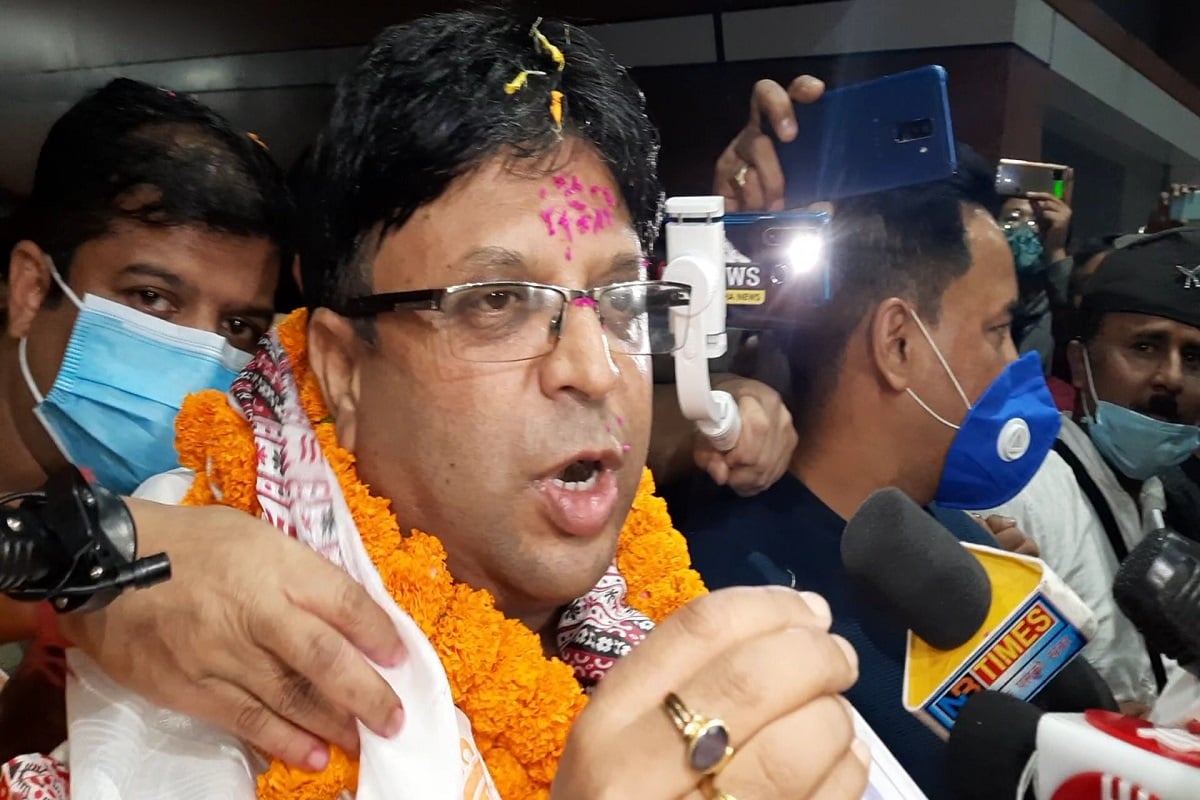 #শিলিগুড়ি: আগামী ৬ ডিসেম্বর ফিরছেন বিমল গুরুং। দীর্ঘ সাড়ে তিন বছর পর নিজের এলাকায় ফিরছেন বিমল। ওই দিনই শিলিগুড়িতে জনসভা করবেন তিনি। তার আগে পাহাড়ের রাজনৈতিক পরিস্থিতির জল মাপতে আজ সন্ধ্যেয় ফিরলেন রোশন গিরি, বিমলপন্থী মোর্চার সাধারন সম্পাদক। আর তাঁকে বরণ করে নিতে আজ বাগডোগরা বিমানবন্দরে বিমলপন্থীদের থিক থিক ভিড়, যাঁরা গত সাড়ে তিন বছর কার্যত রাজনীতি থেকে ছিলেন দূরে।#শিলিগুড়ি: আগামী ৬ ডিসেম্বর ফিরছেন বিমল গুরুং। দীর্ঘ সাড়ে তিন বছর পর নিজের এলাকায় ফিরছেন বিমল। ওই দিনই শিলিগুড়িতে জনসভা করবেন তিনি। তার আগে পাহাড়ের রাজনৈতিক পরিস্থিতির জল মাপতে আজ সন্ধ্যেয় ফিরলেন রোশন গিরি, বিমলপন্থী মোর্চার সাধারন সম্পাদক। আর তাঁকে বরণ করে নিতে আজ বাগডোগরা বিমানবন্দরে বিমলপন্থীদের থিক থিক ভিড়, যাঁরা গত সাড়ে তিন বছর কার্যত রাজনীতি থেকে ছিলেন দূরে। #শিলিগুড়ি: আগামী ৬ ডিসেম্বর ফিরছেন বিমল গুরুং। দীর্ঘ সাড়ে তিন বছর পর নিজের এলাকায় ফিরছেন বিমল। ওই দিনই শিলিগুড়িতে জনসভা করবেন তিনি। তার আগে পাহাড়ের রাজনৈতিক পরিস্থিতির জল মাপতে আজ সন্ধ্যেয় ফিরলেন রোশন গিরি, বিমলপন্থী মোর্চার সাধারন সম্পাদক। আর তাঁকে বরণ করে নিতে আজ বাগডোগরা বিমানবন্দরে বিমলপন্থীদের থিক থিক ভিড়, যাঁরা গত সাড়ে তিন বছর কার্যত রাজনীতি থেকে ছিলেন দূরে।#শিলিগুড়ি: আগামী ৬ ডিসেম্বর ফিরছেন বিমল গুরুং। দীর্ঘ সাড়ে তিন বছর পর নিজের এলাকায় ফিরছেন বিমল। ওই দিনই শিলিগুড়িতে জনসভা করবেন তিনি। তার আগে পাহাড়ের রাজনৈতিক পরিস্থিতির জল মাপতে আজ সন্ধ্যেয় ফিরলেন রোশন গিরি, বিমলপন্থী মোর্চার সাধারন সম্পাদক। আর তাঁকে বরণ করে নিতে আজ বাগডোগরা বিমানবন্দরে বিমলপন্থীদের থিক থিক ভিড়, যাঁরা গত সাড়ে তিন বছর কার্যত রাজনীতি থেকে ছিলেন দূরে।