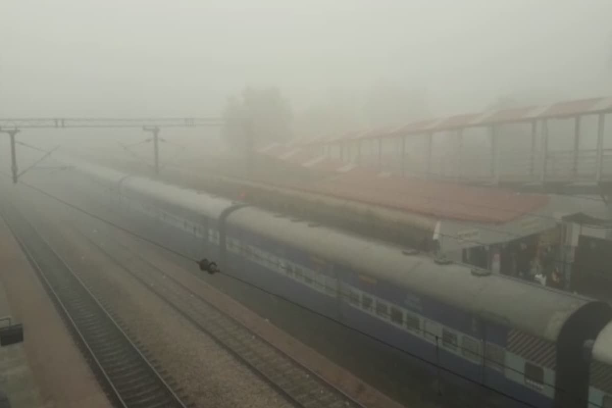 মাধাপুর জেলায় মঙ্গলবারে সব থেকে ঘন কুয়াশা লক্ষ্য করা গিয়েছে ৷ ঘন কুয়াশা বিমান থেকে রেল চলাচলে প্রভাব বিস্তার করেছে ৷ মাধাপুর জেলায় মঙ্গলবারে সব থেকে ঘন কুয়াশা লক্ষ্য করা গিয়েছে ৷ ঘন কুয়াশা বিমান থেকে রেল চলাচলে প্রভাব বিস্তার করেছে ৷
