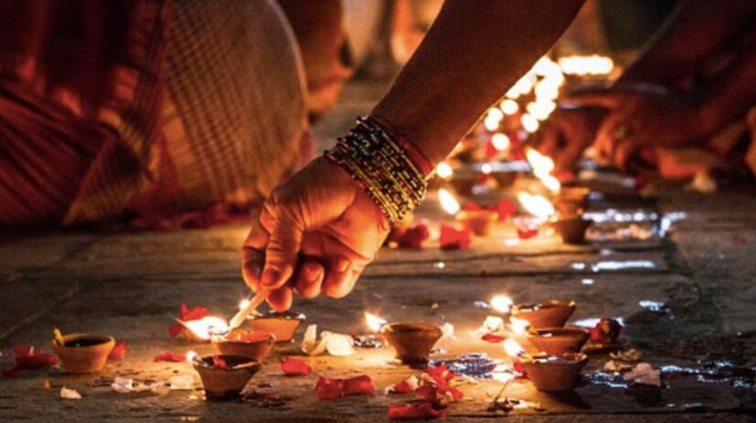 *শাস্ত্র মতে, এ দিনে ধনদেবী ও কুবেরের আরাধনা করা হয়। গৃহে শান্তি ও টাকা পয়সা বৃদ্ধির জন্যই এই পুজো। বলা হয় এই দিন সমুন্দ্র মন্থনের সময় হাতে সোনার কলস নিয়ে ধনদেবীর জন্ম হয়েছিল সমুদ্র থেকে। নে করা হয় এই পুজোর ফলে ঘরে অর্থ ও শস্যের অভাব হয় না। ফাইল ছবি।